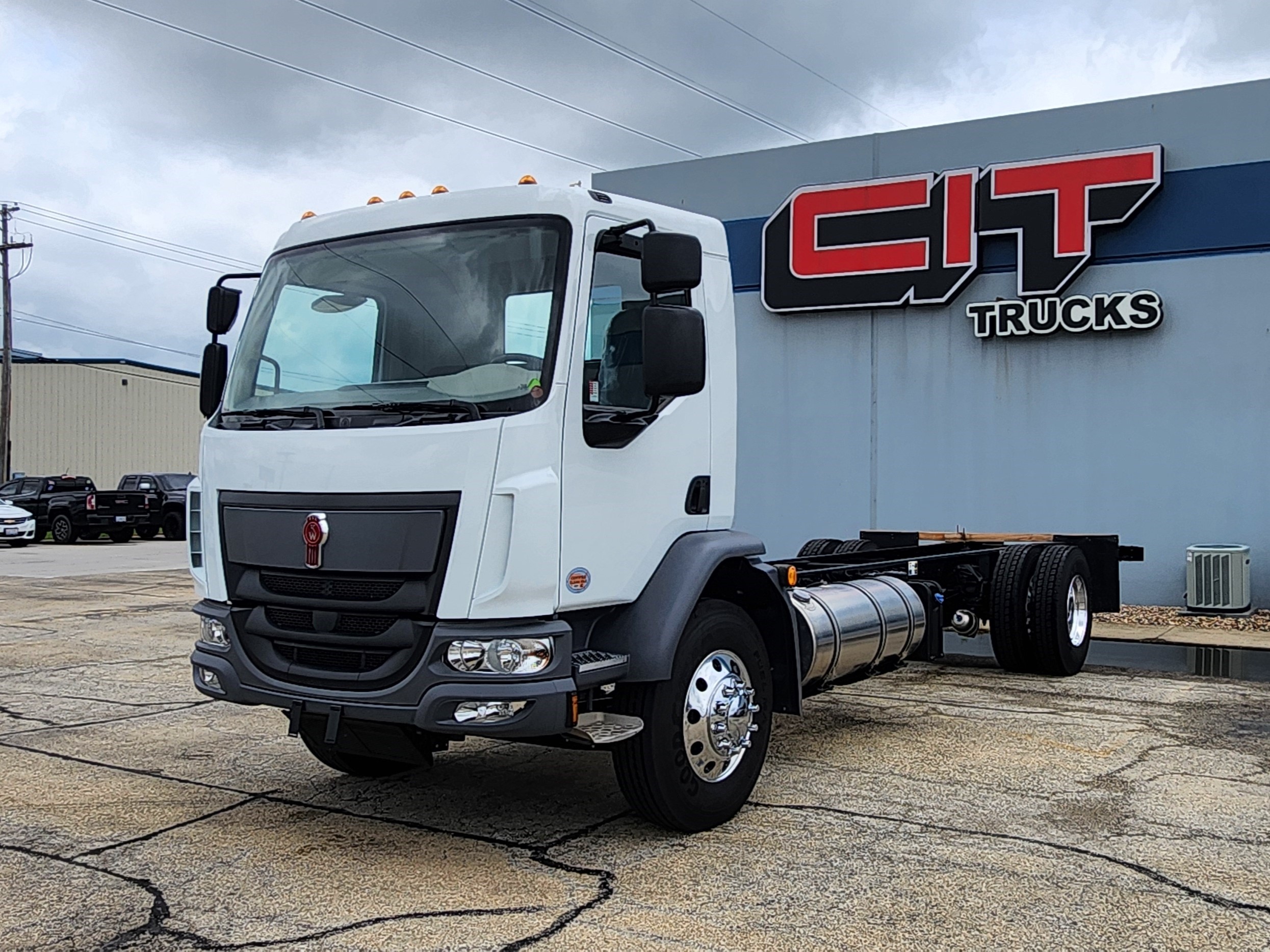 2025 KENWORTH K270 - image 1 of 6