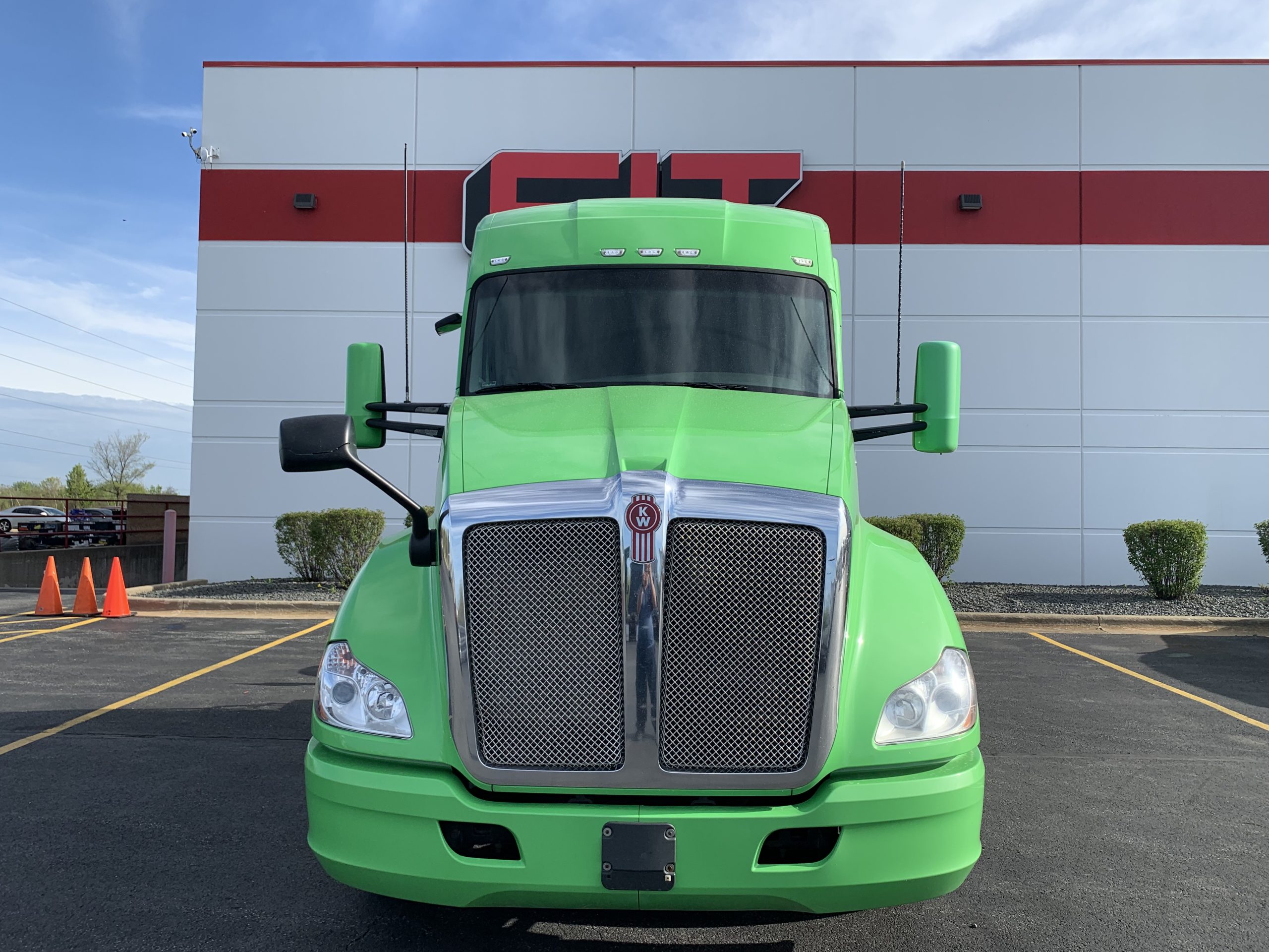 2018 KENWORTH T680 - image 2 of 6