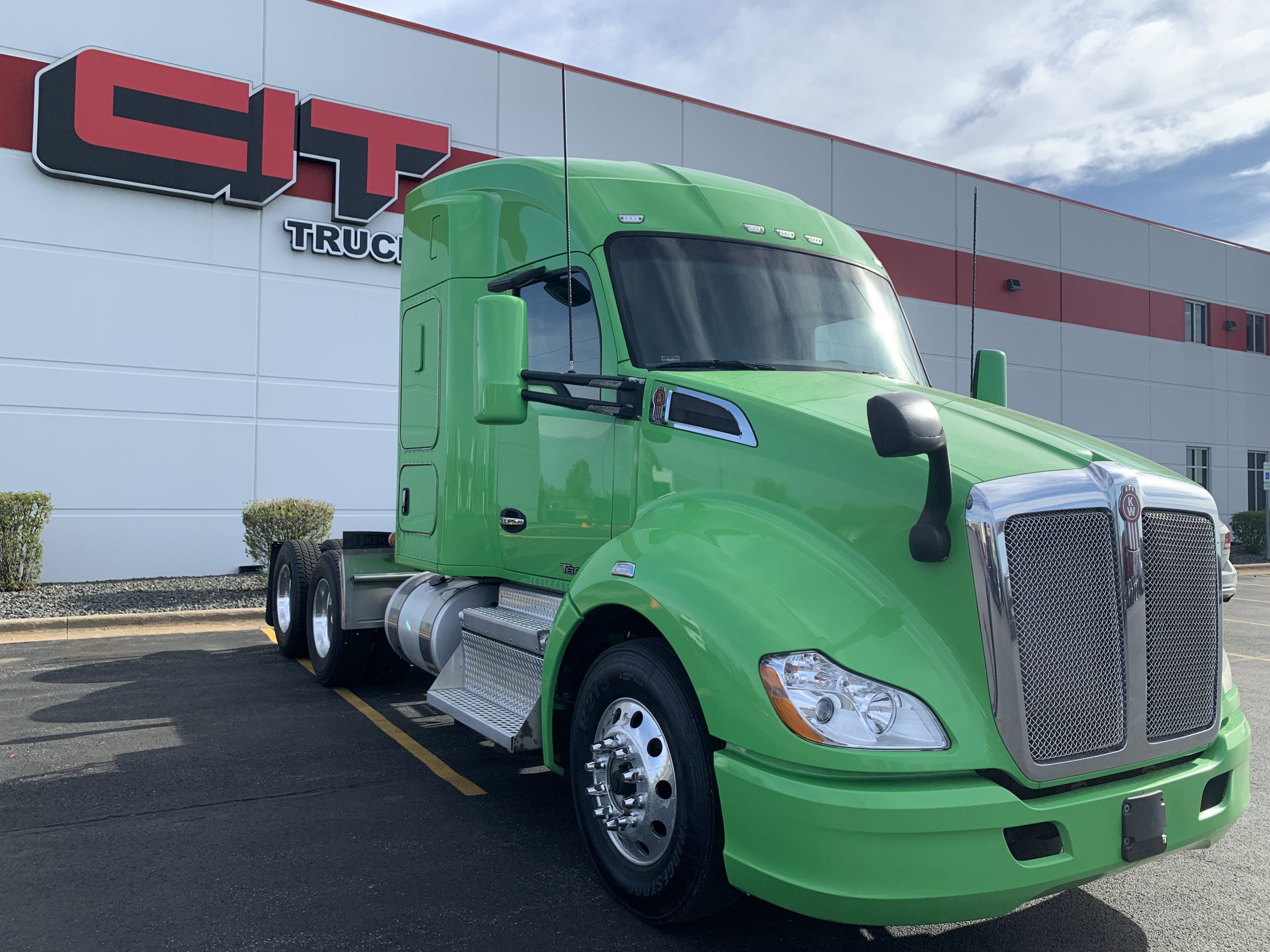 2018 KENWORTH T680 - image 3 of 6