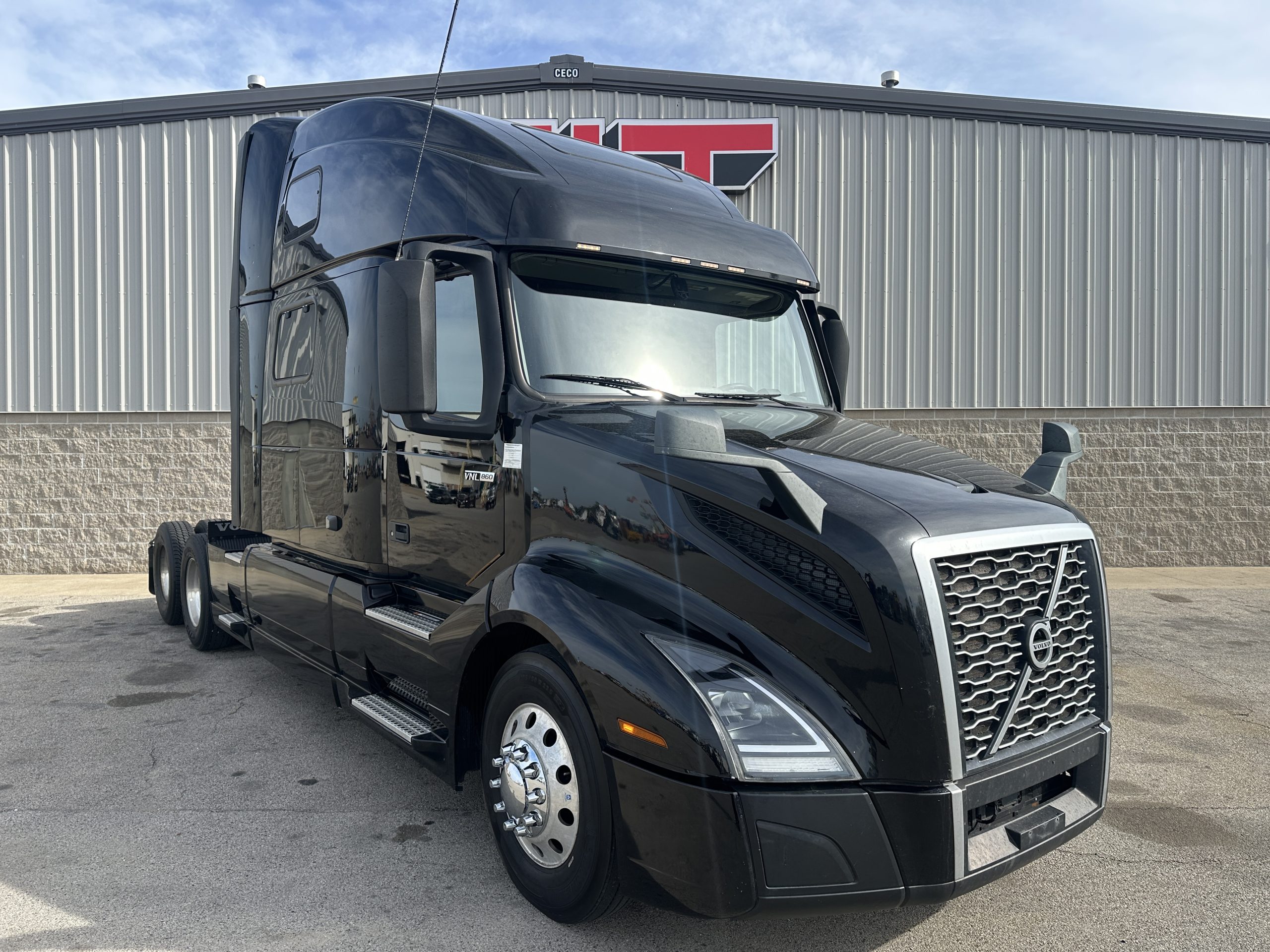 2020 VOLVO VNL860 - image 2 of 6