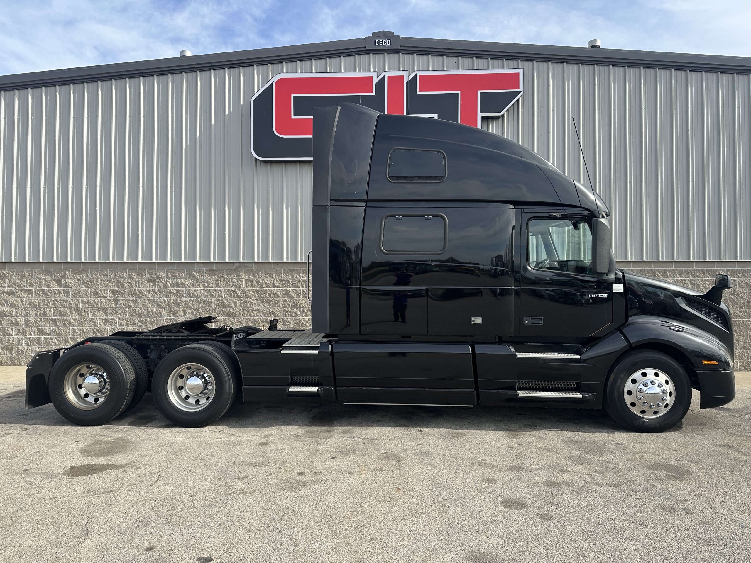 2020 VOLVO VNL860 - image 4 of 6