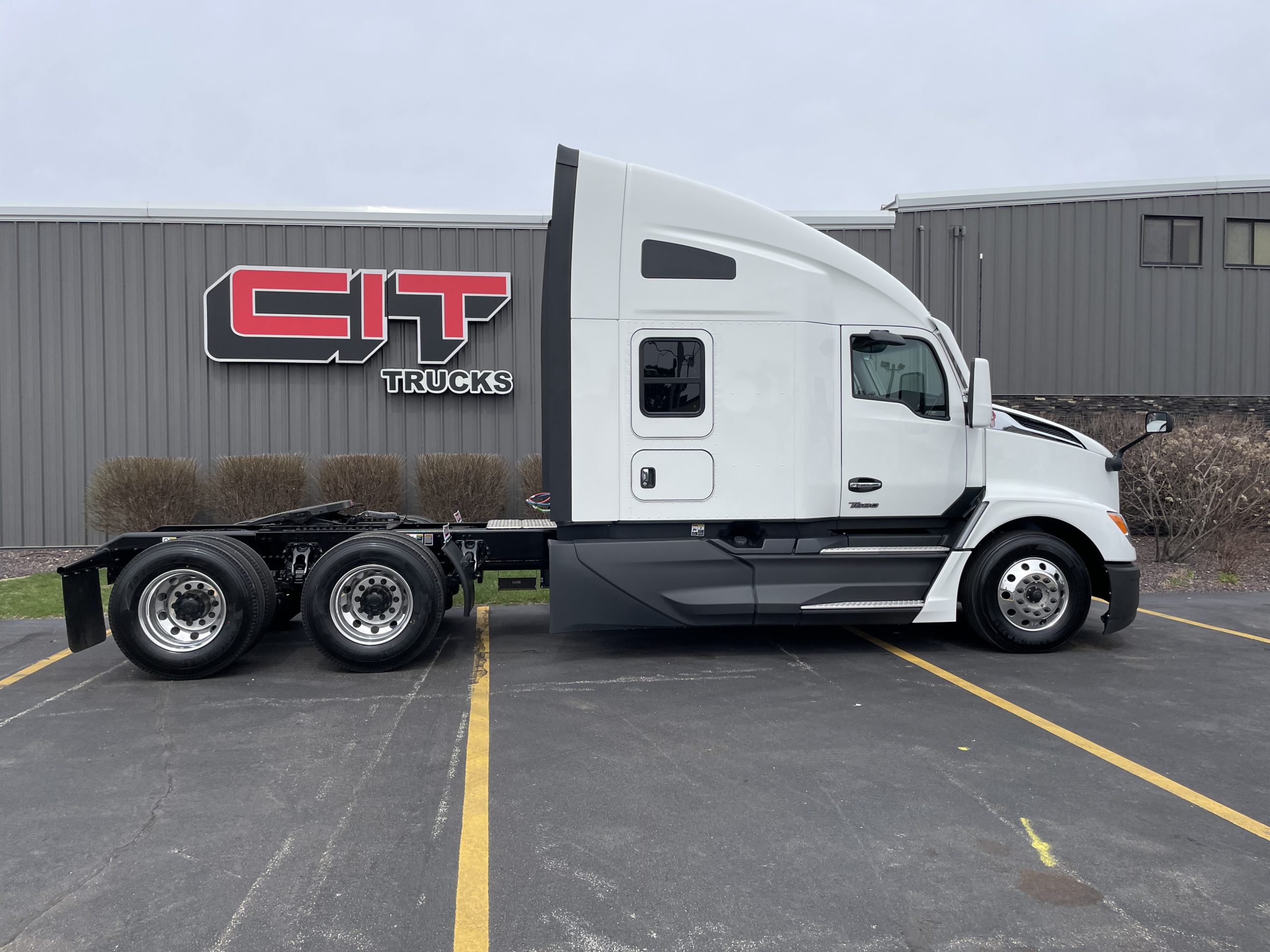 2026 KENWORTH T680 - image 4 of 6