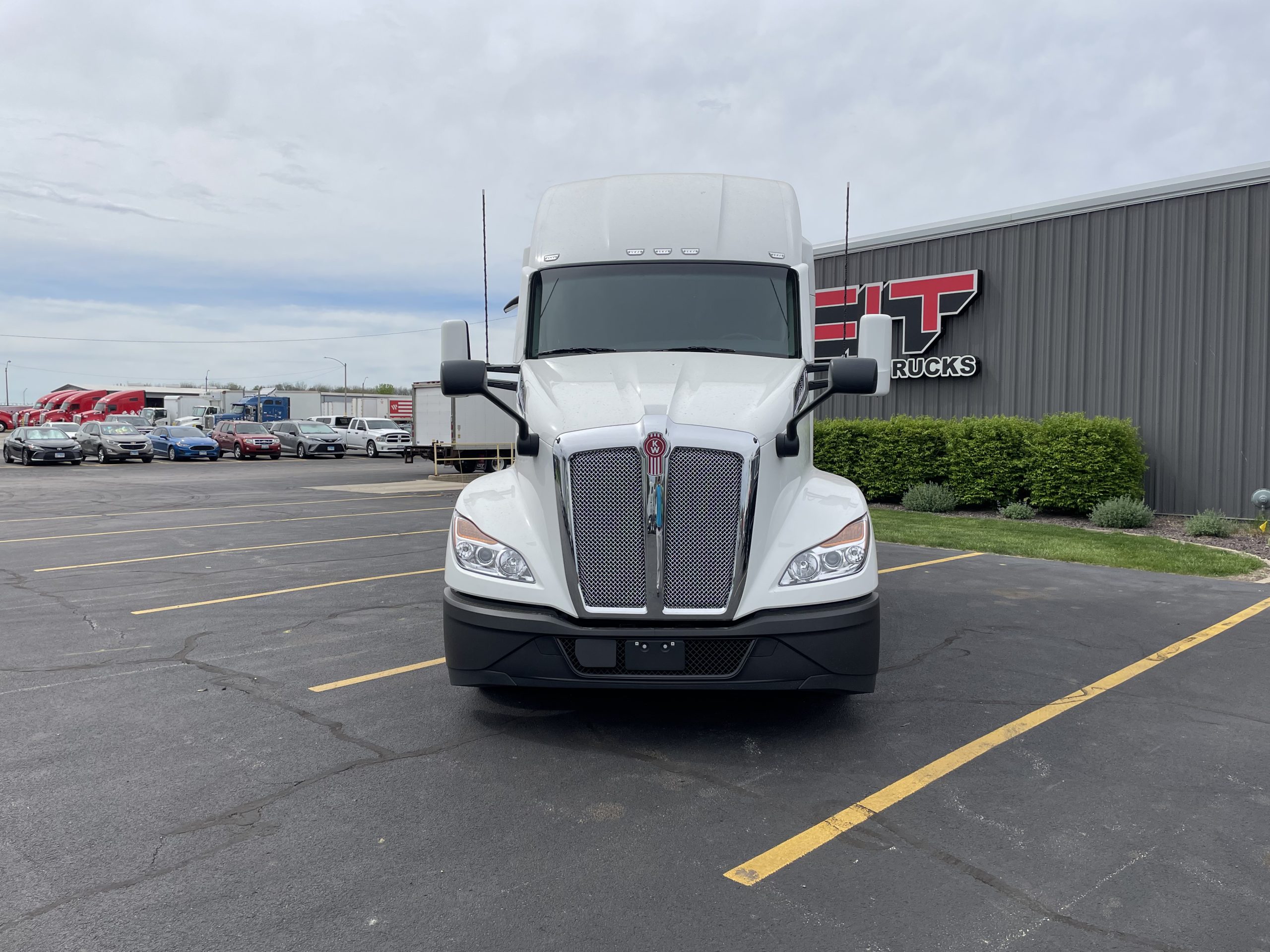 2026 KENWORTH T680 - image 2 of 6