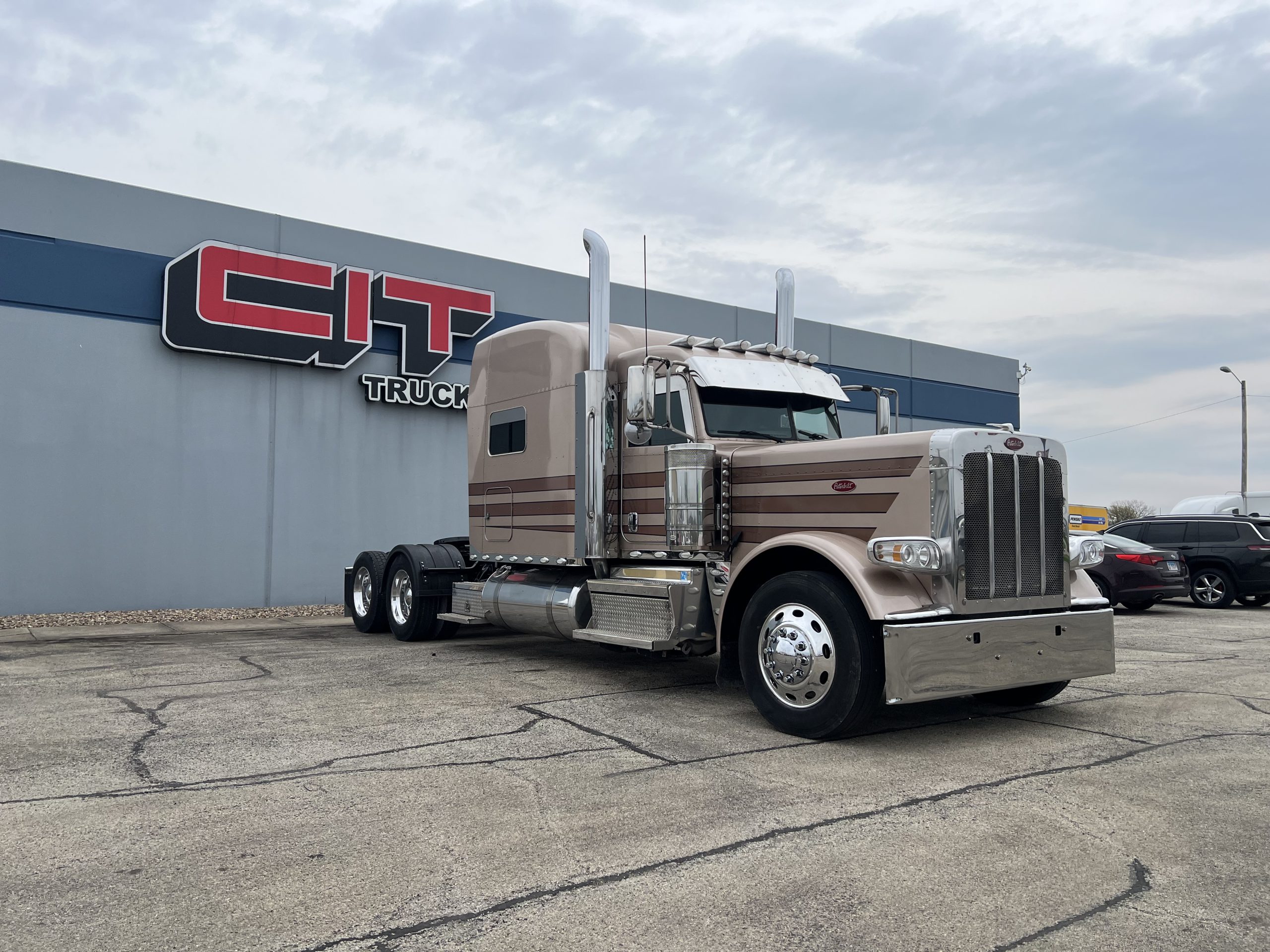 2020 PETERBILT 389 - image 2 of 6