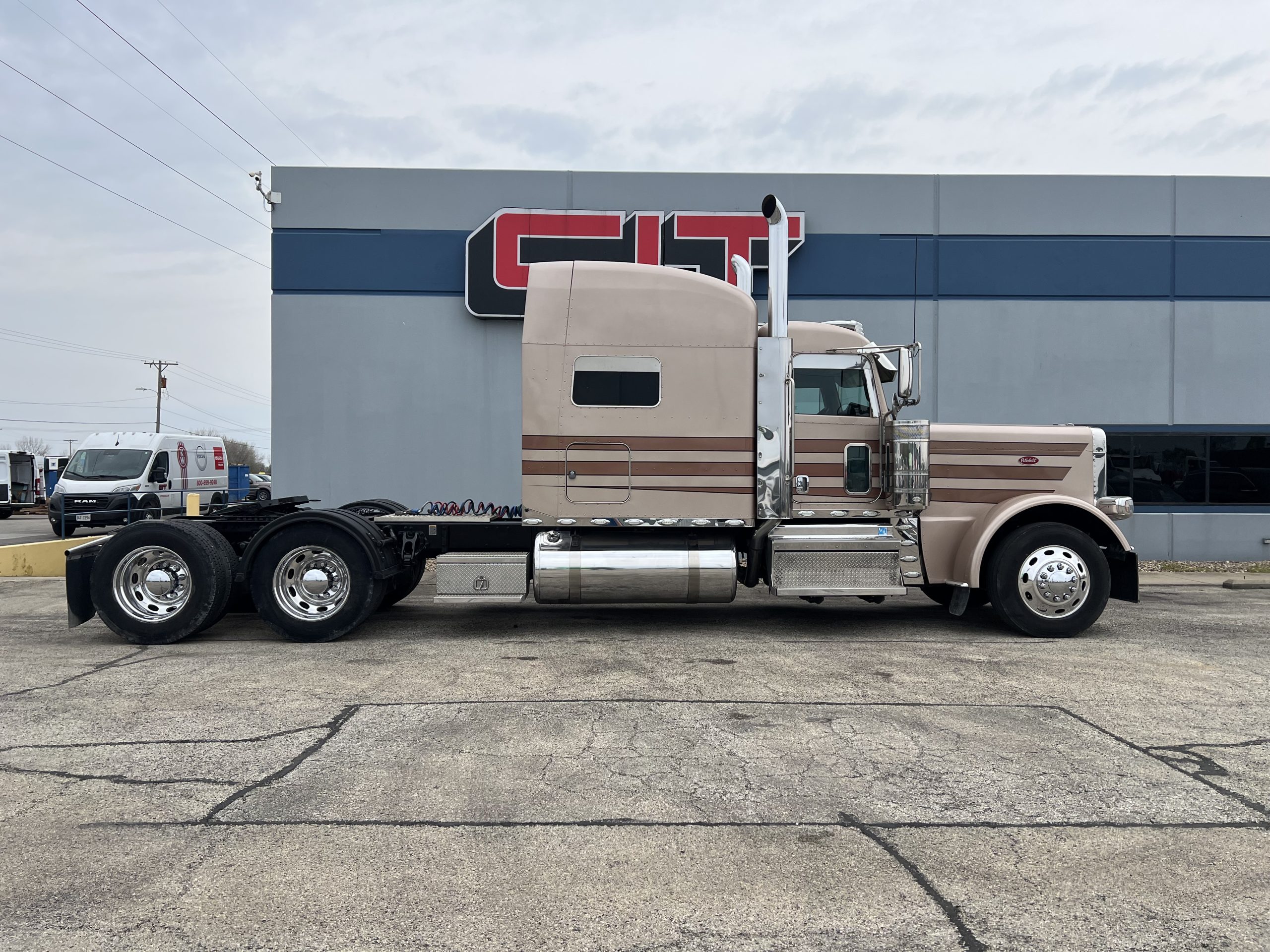 2020 PETERBILT 389 - image 3 of 6