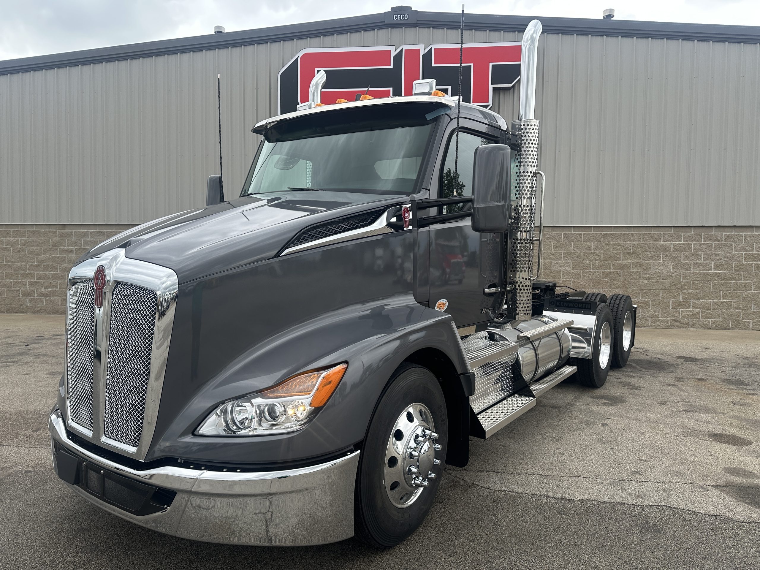 2026 KENWORTH T680 - image 1 of 6