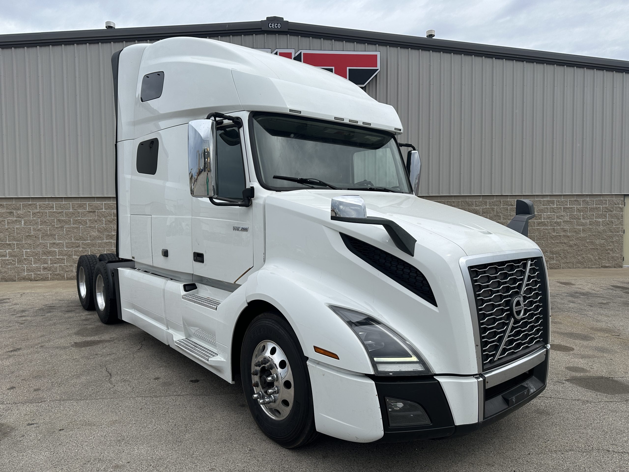 2021 VOLVO VNL760 - image 2 of 6