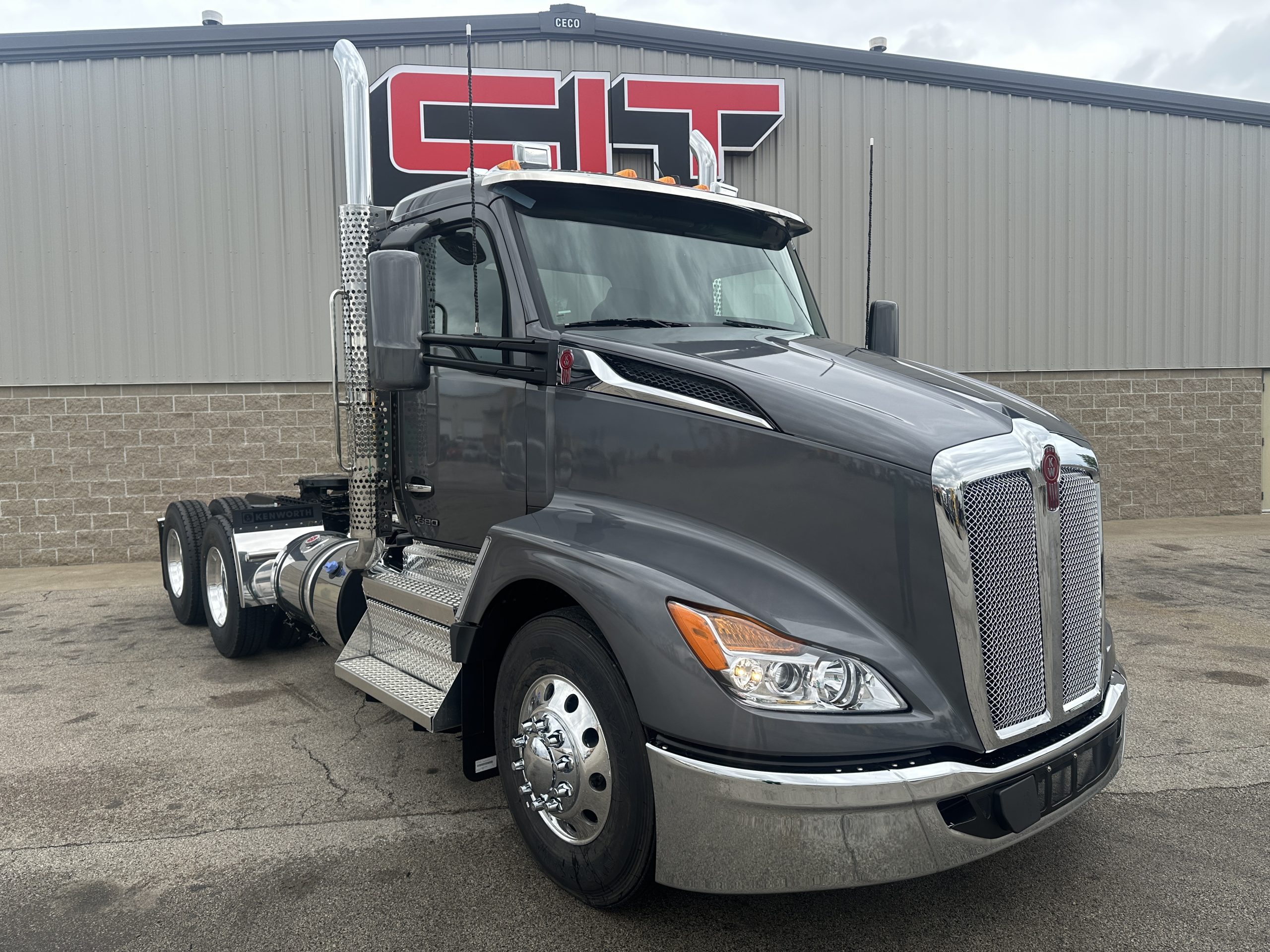 2026 KENWORTH T680 - image 2 of 6