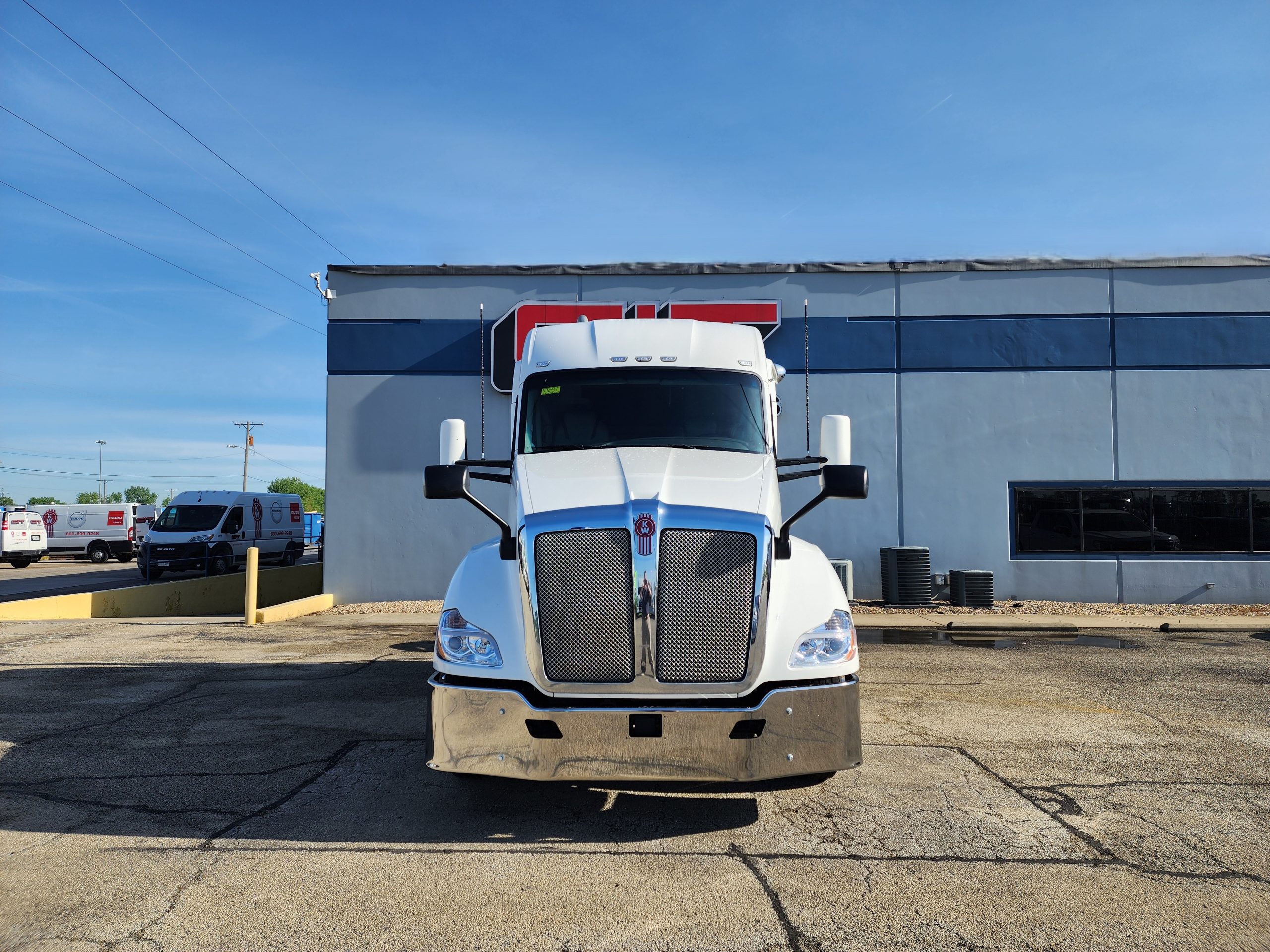 2020 KENWORTH T680 - image 2 of 6