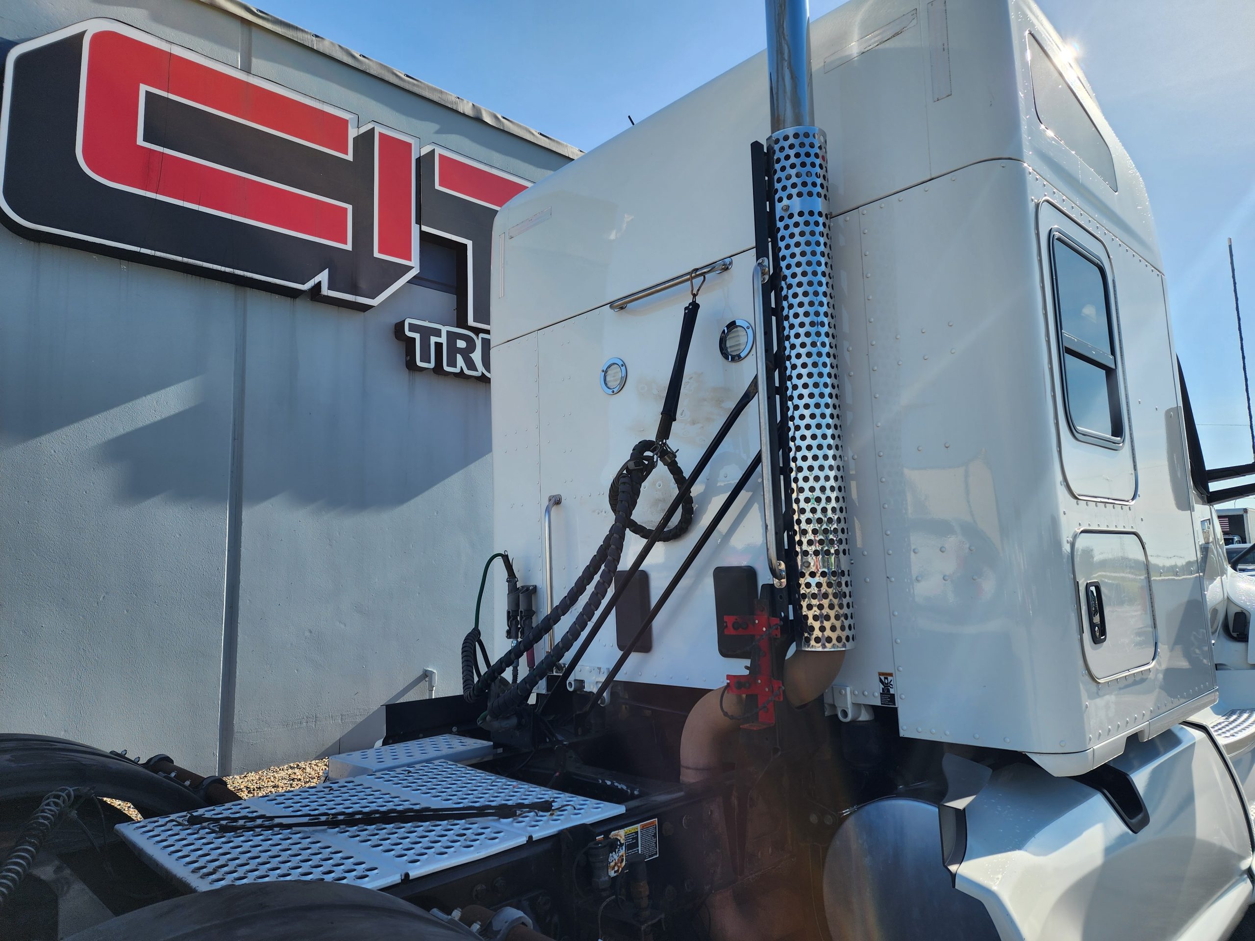 2020 KENWORTH T680 - image 5 of 6