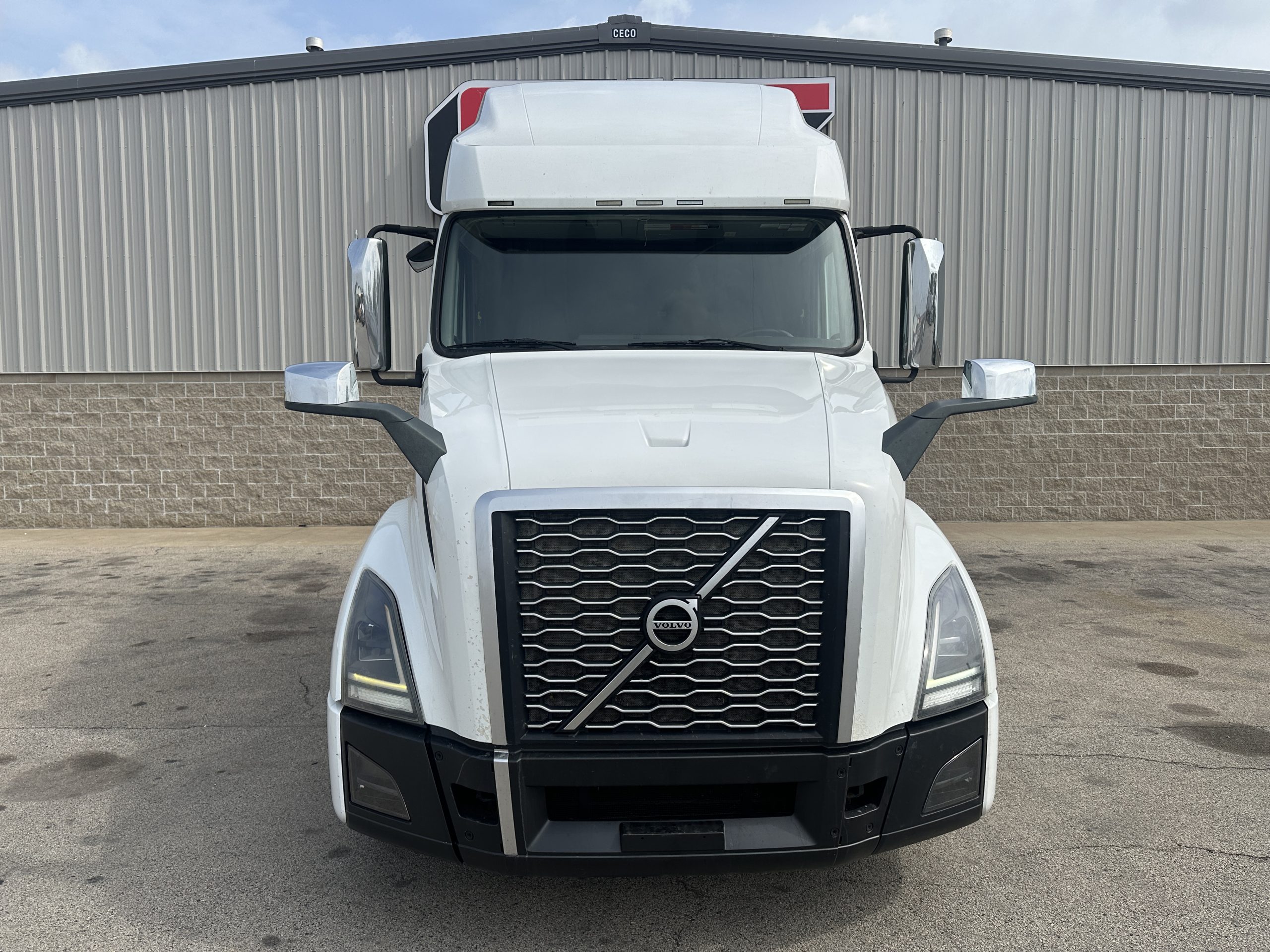 2021 VOLVO VNL760 - image 2 of 6