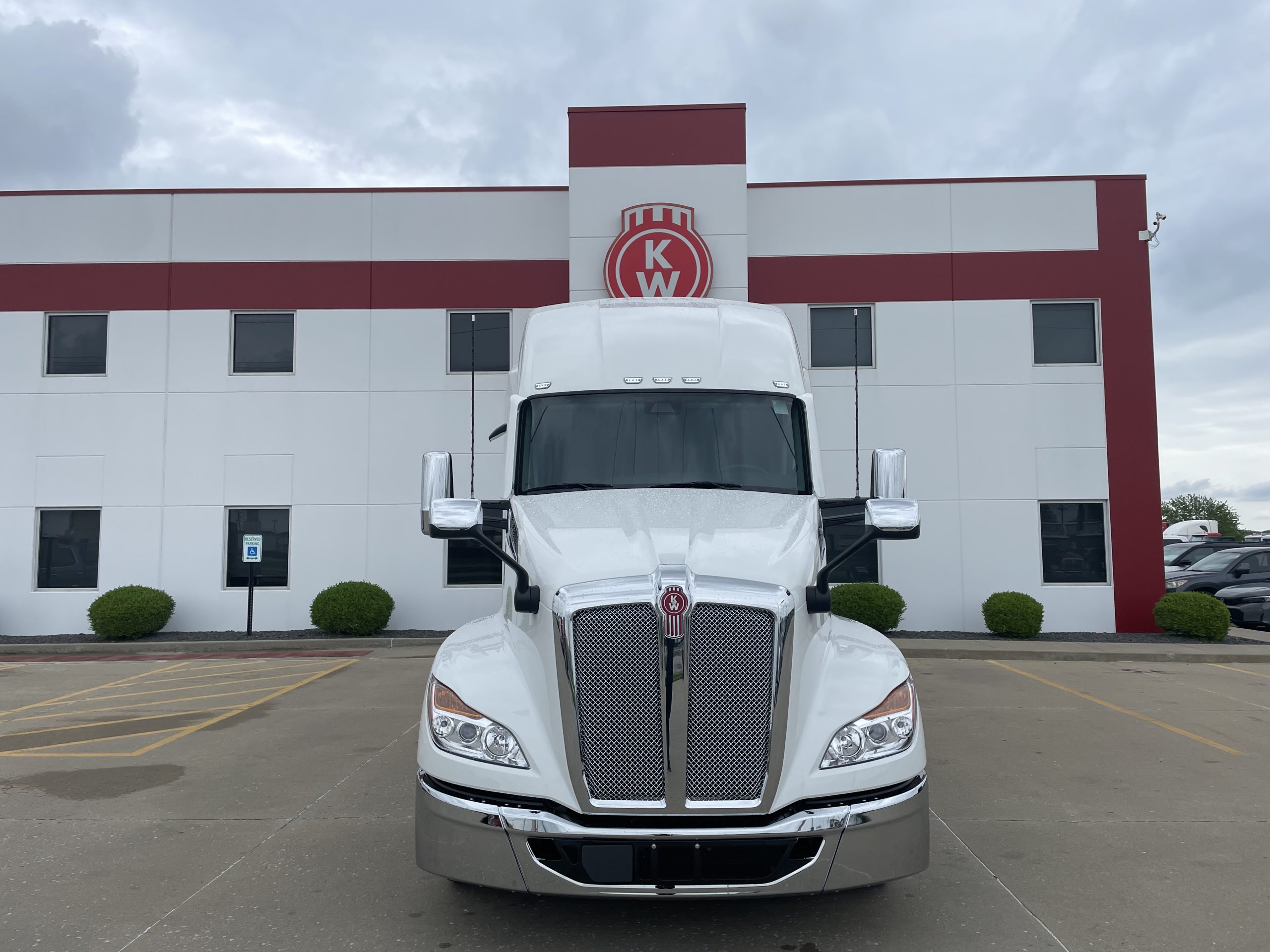 2026 KENWORTH T680 - image 2 of 6