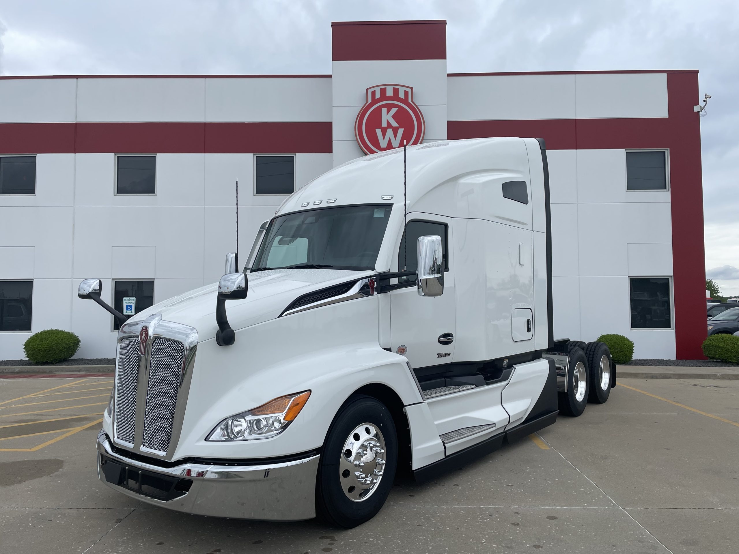2026 KENWORTH T680 - image 1 of 6