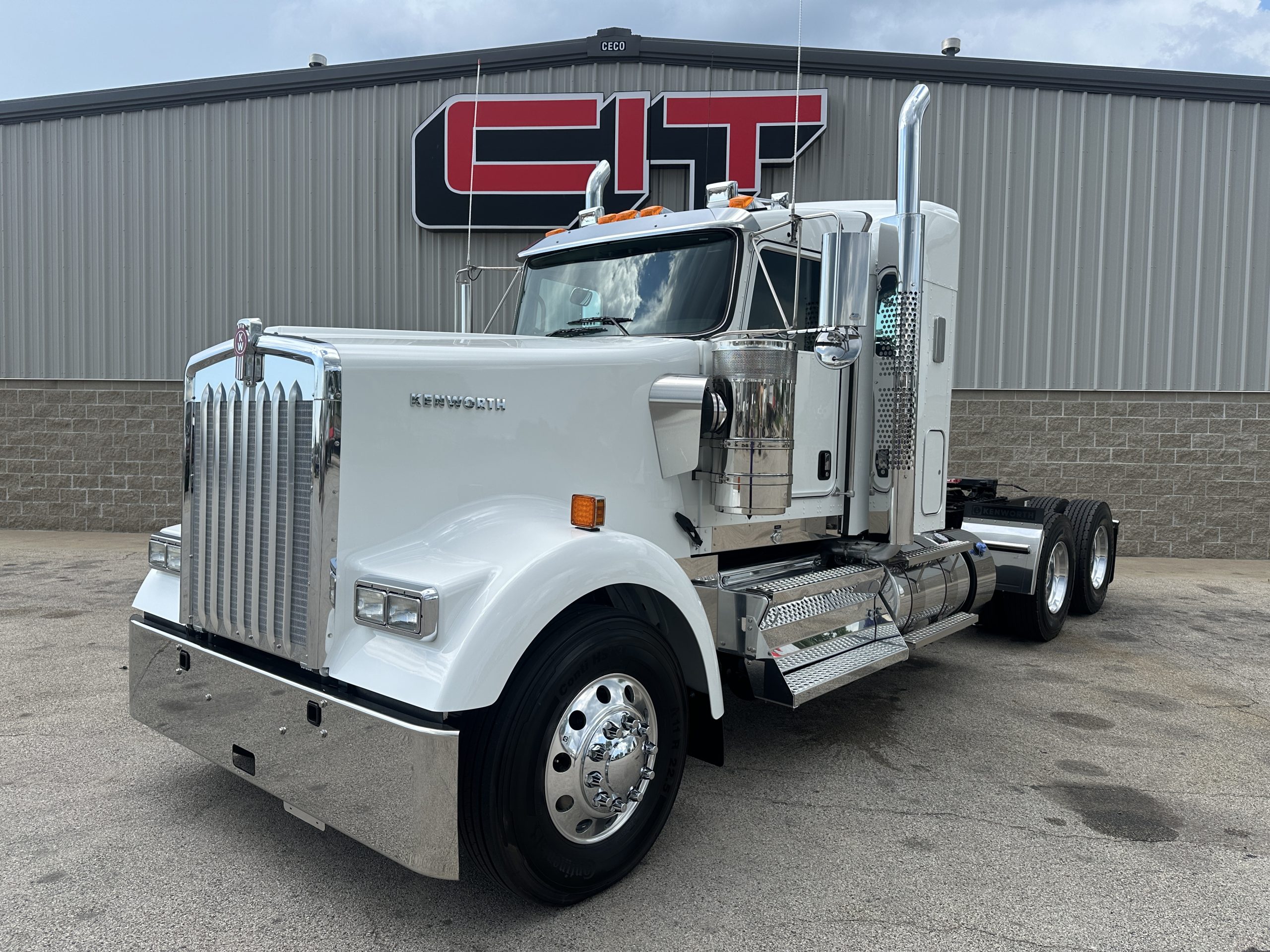 2026 KENWORTH W900L - image 1 of 6