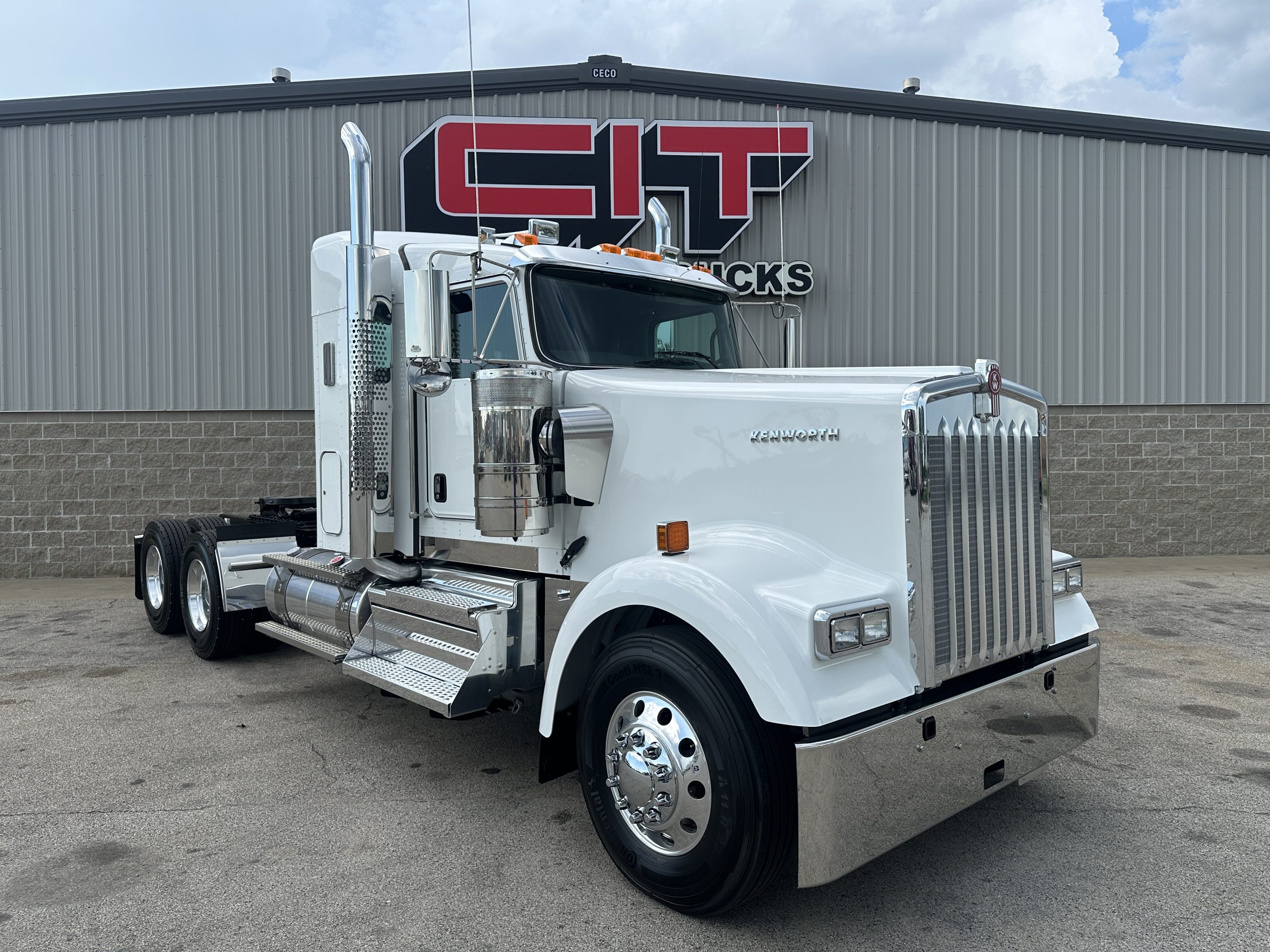 2026 KENWORTH W900L - image 2 of 6