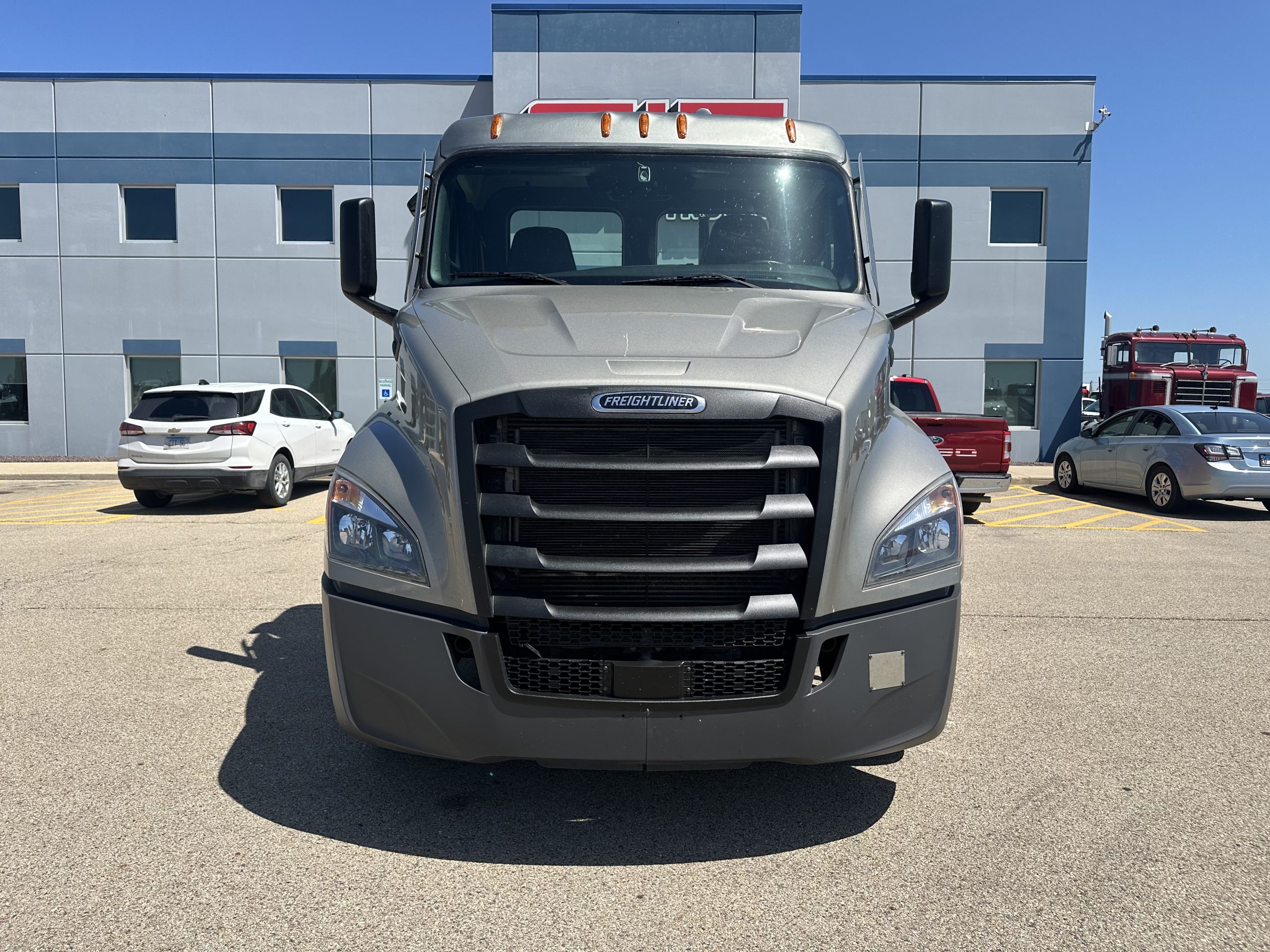 2022 FREIGHTLINER CASCADIA - image 2 of 6