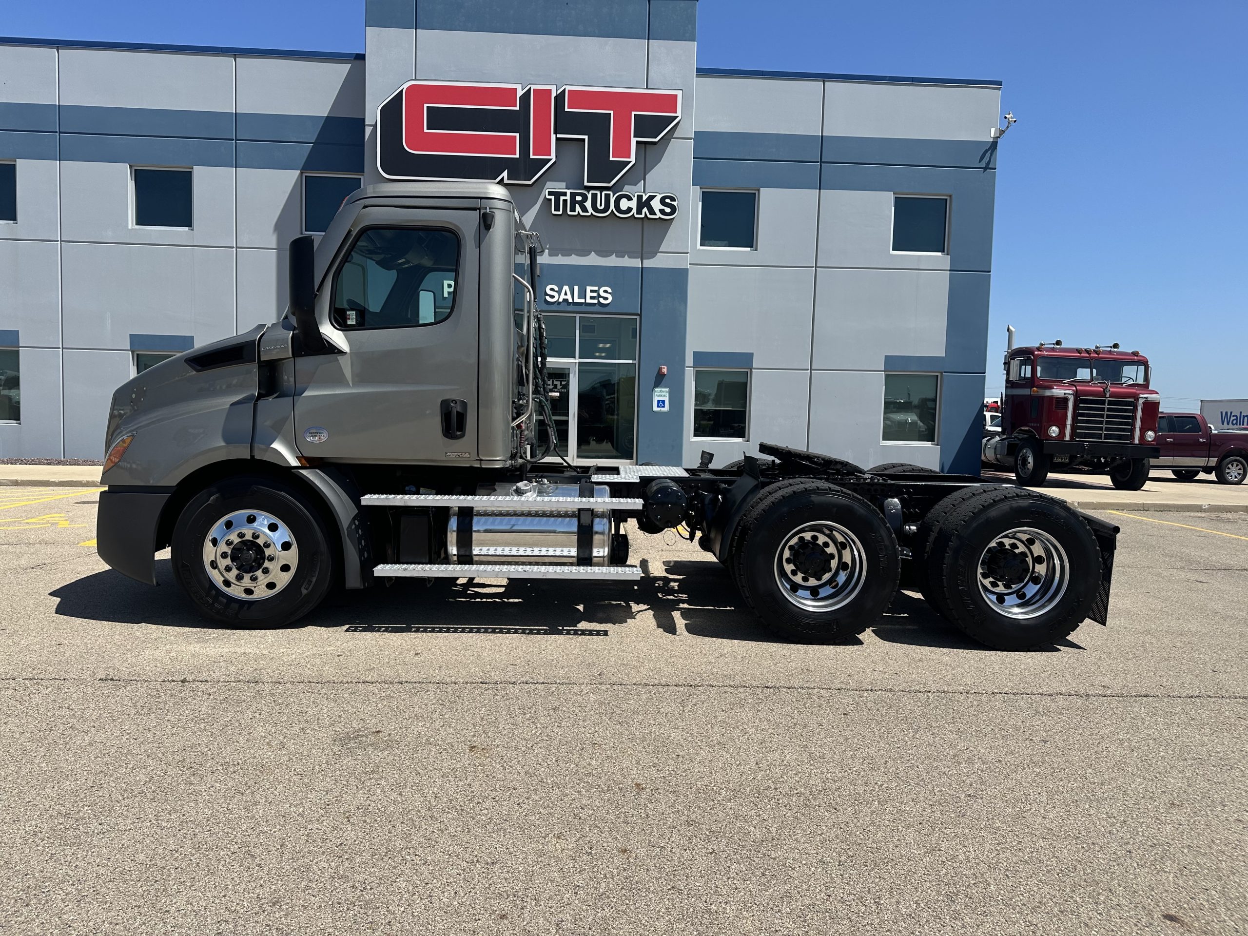 2022 FREIGHTLINER CASCADIA - image 4 of 6