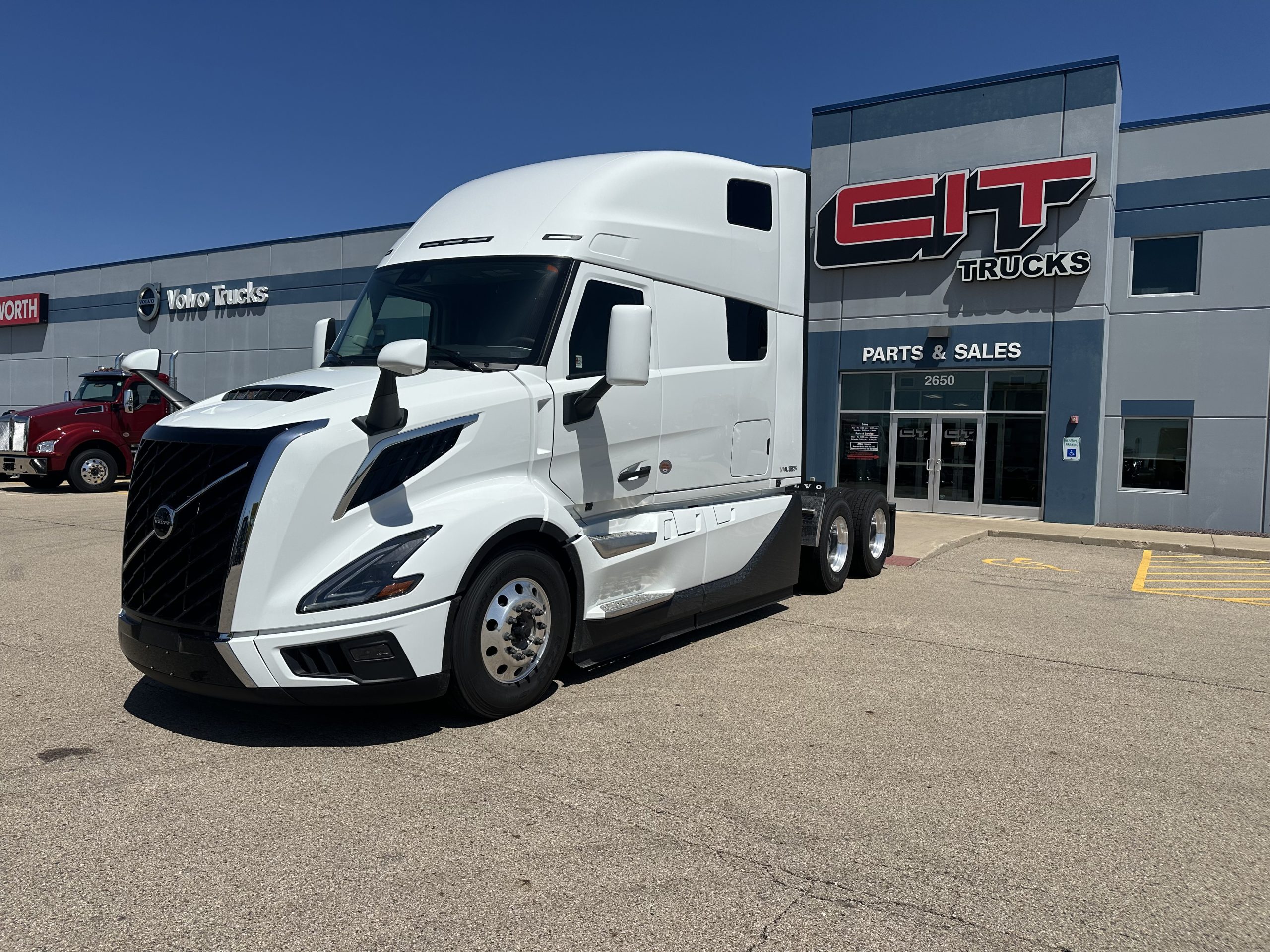 NEW 2026 VOLVO VNL860 - image 1 of 6