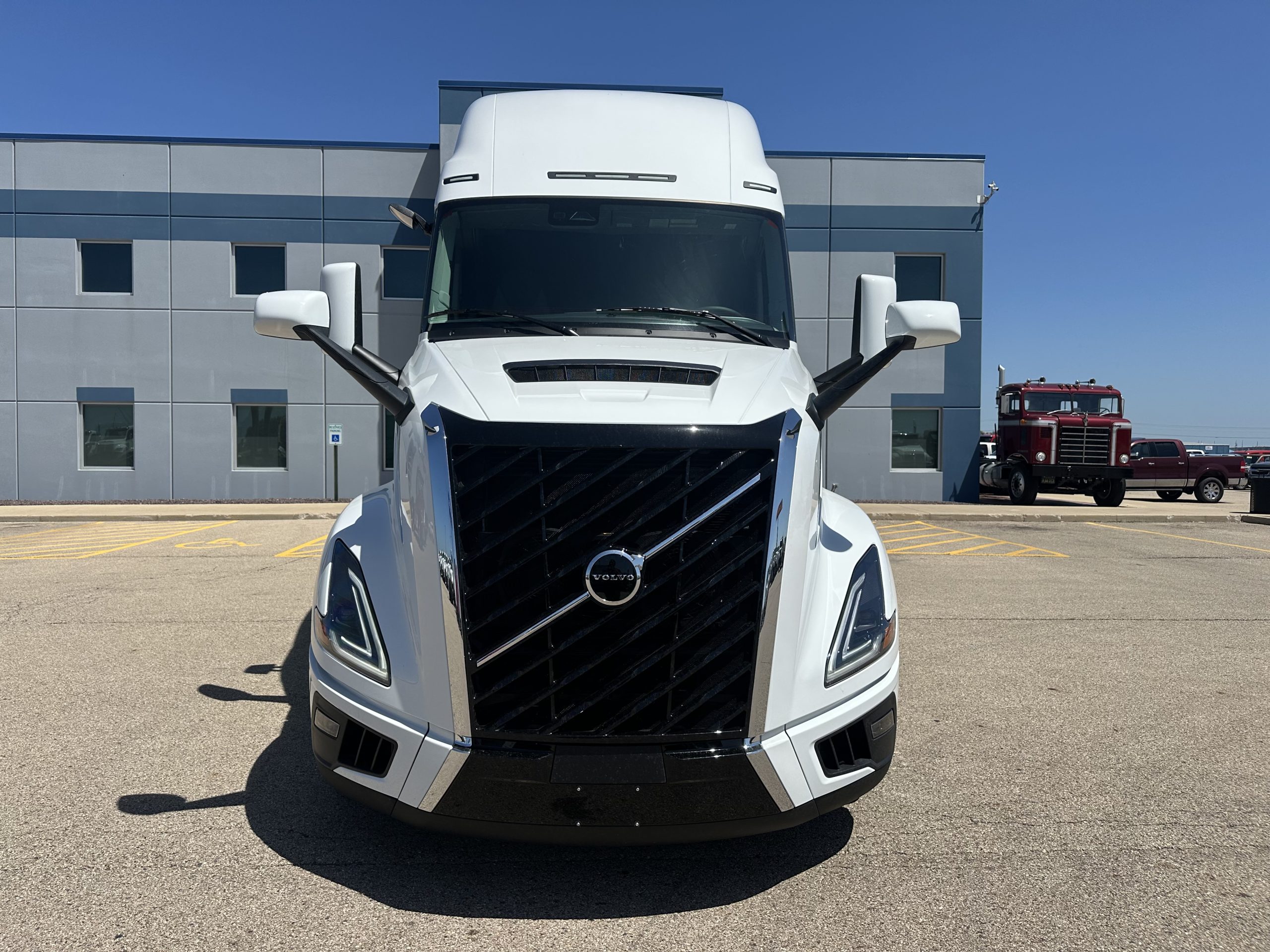 NEW 2026 VOLVO VNL860 - image 2 of 6