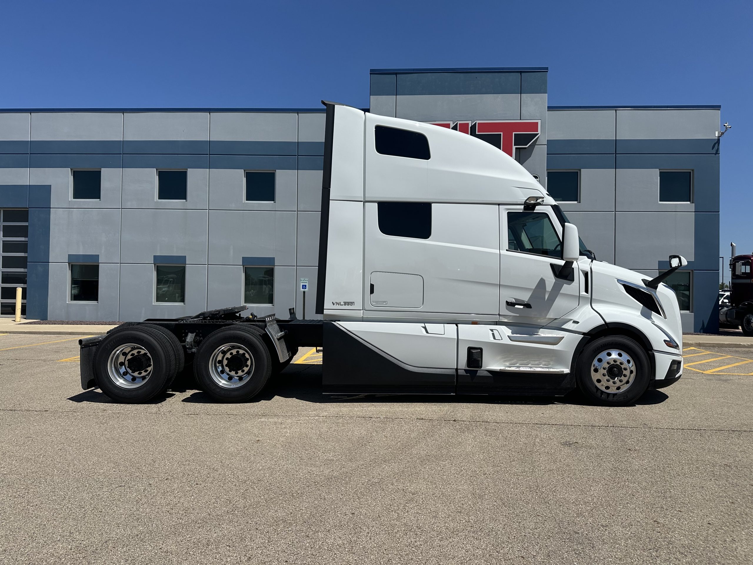 NEW 2026 VOLVO VNL860 - image 4 of 6