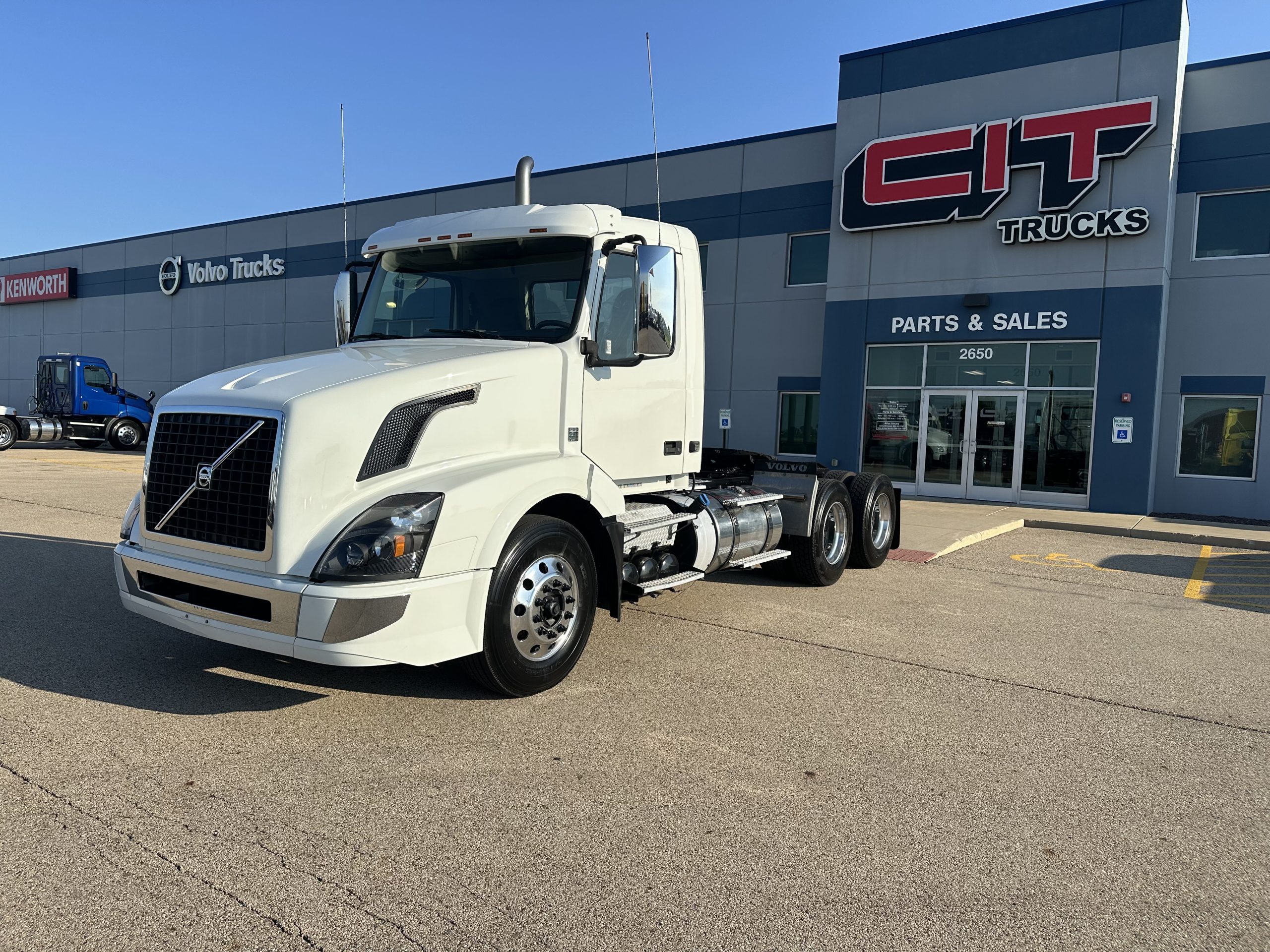 2018 VOLVO VNL300 - image 1 of 6