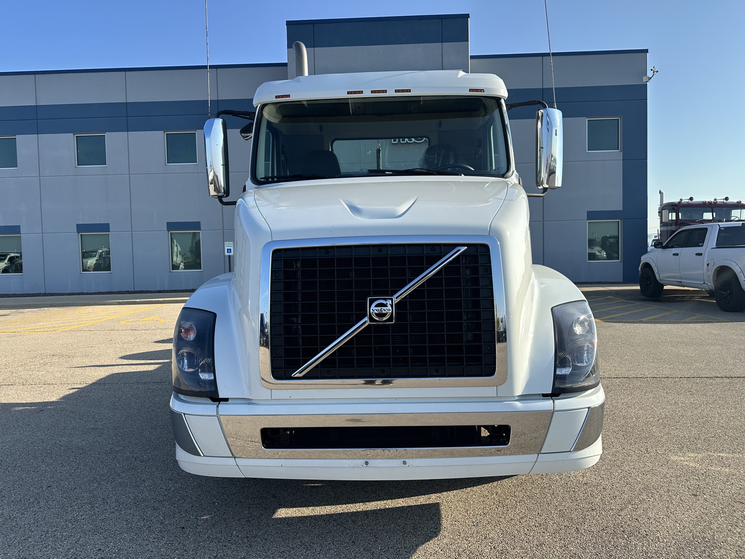 2018 VOLVO VNL300 - image 2 of 6