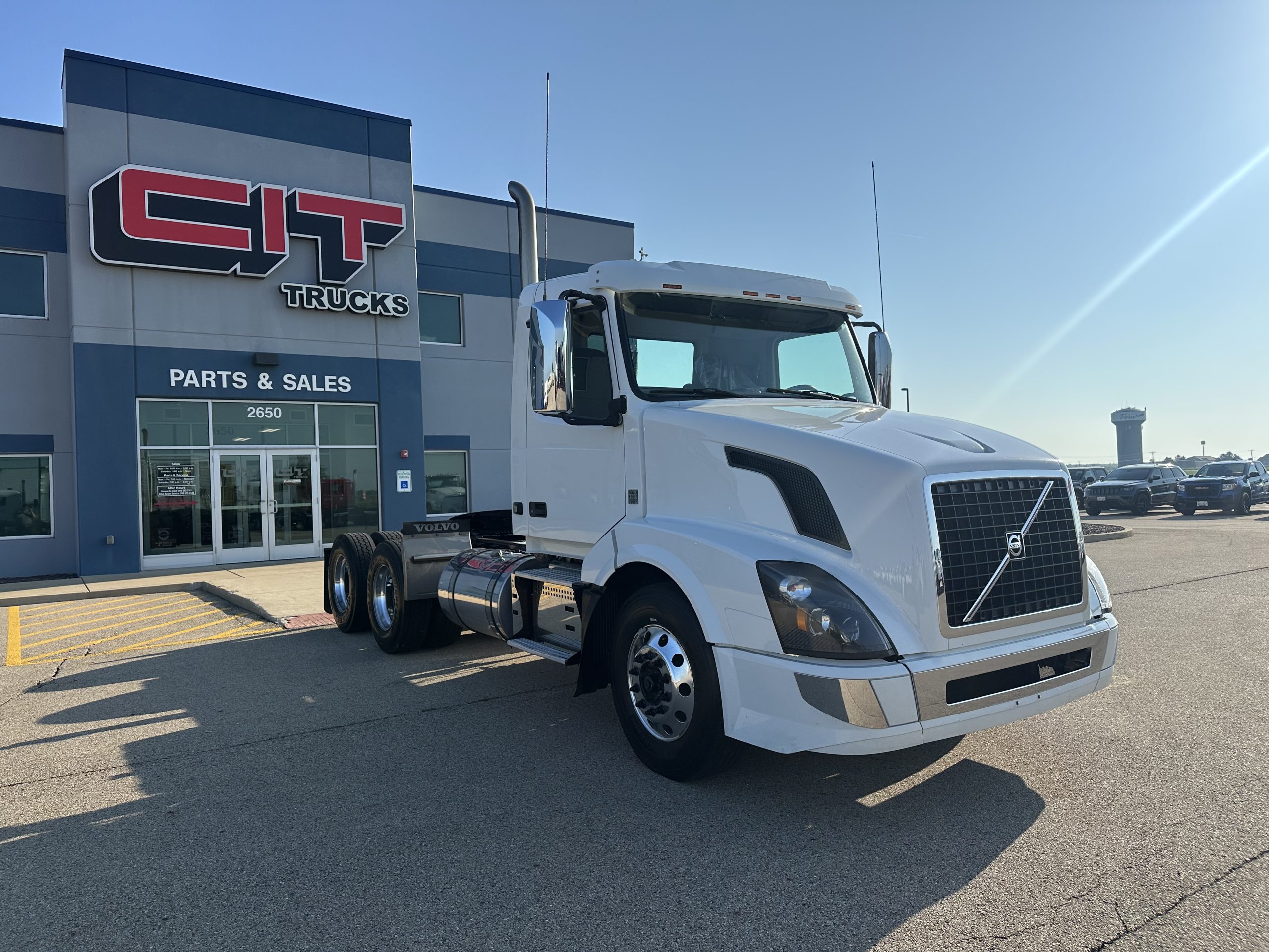2018 VOLVO VNL300 - image 3 of 6