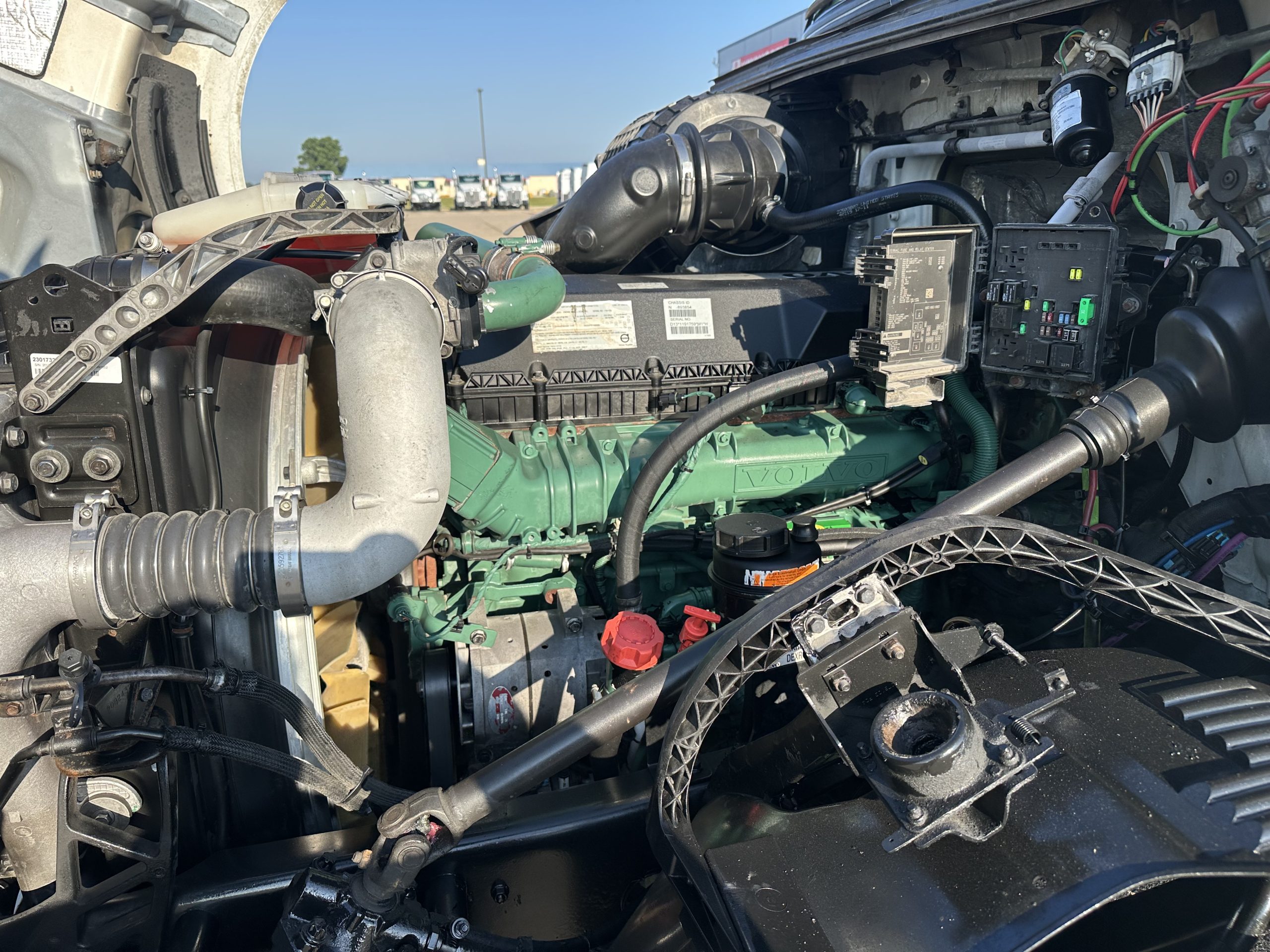 2018 VOLVO VNL300 - image 4 of 6