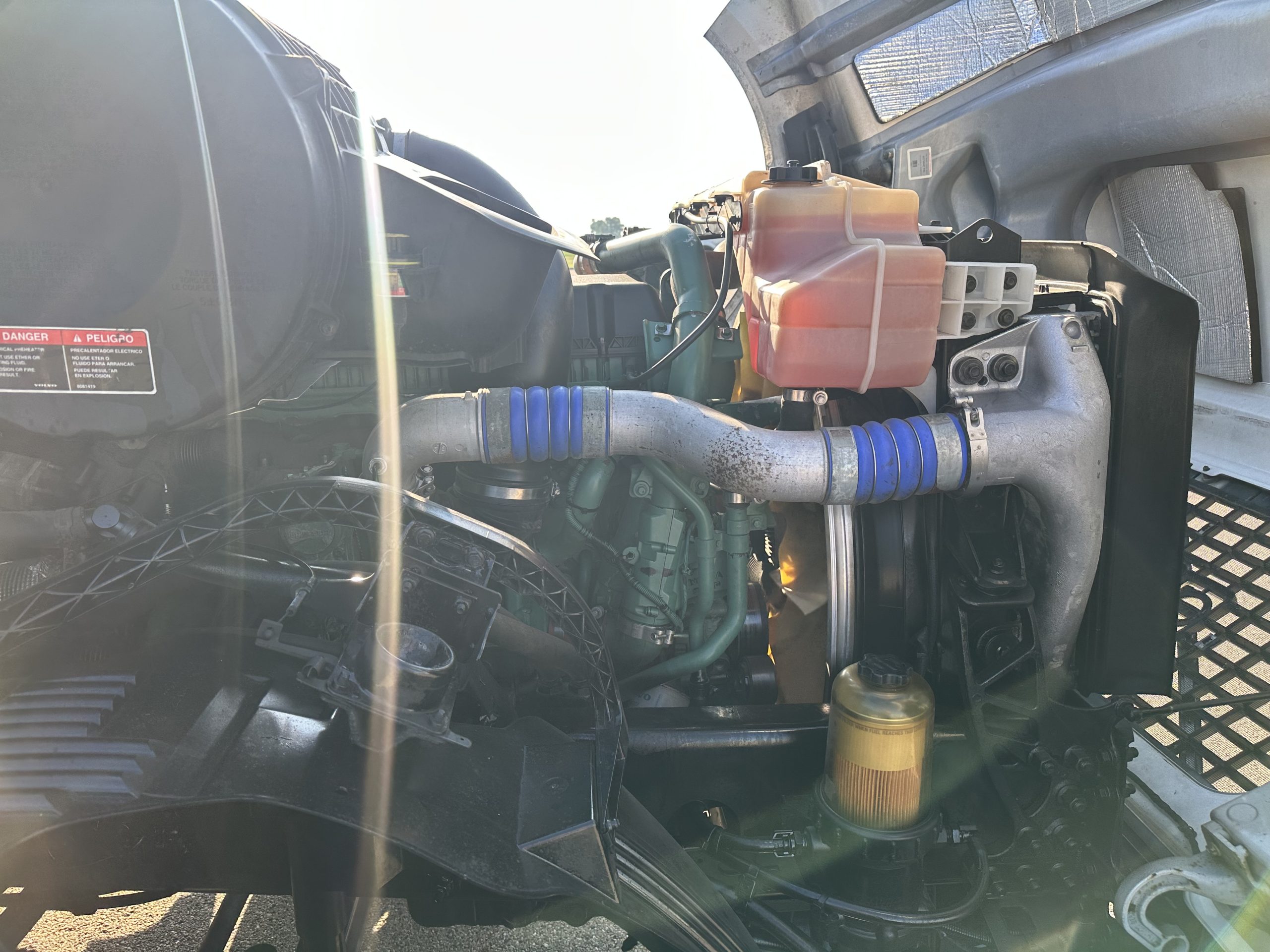2018 VOLVO VNL300 - image 5 of 6