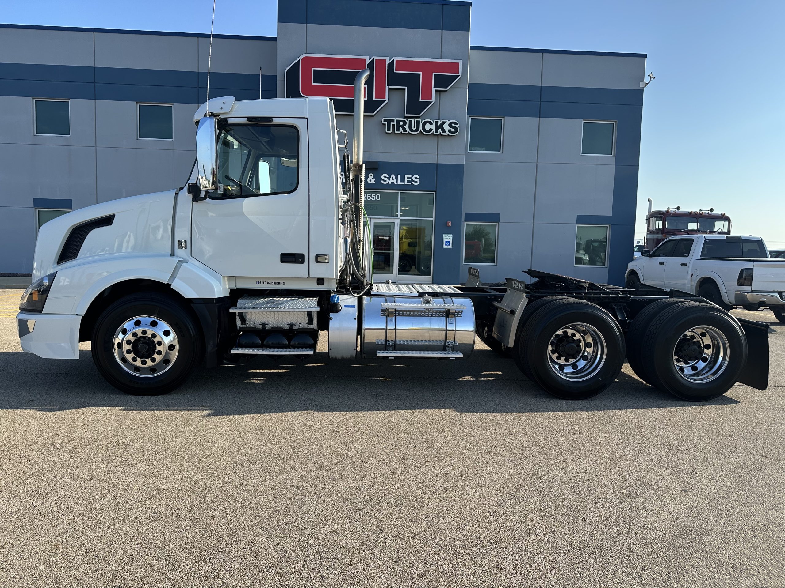 2018 VOLVO VNL300 - image 6 of 6
