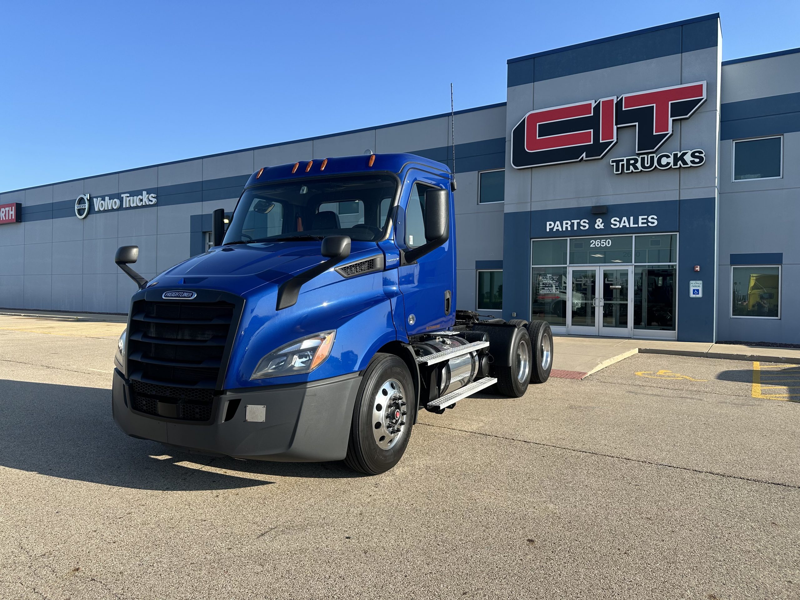 2022 FREIGHTLINER Cascadia - image 1 of 6