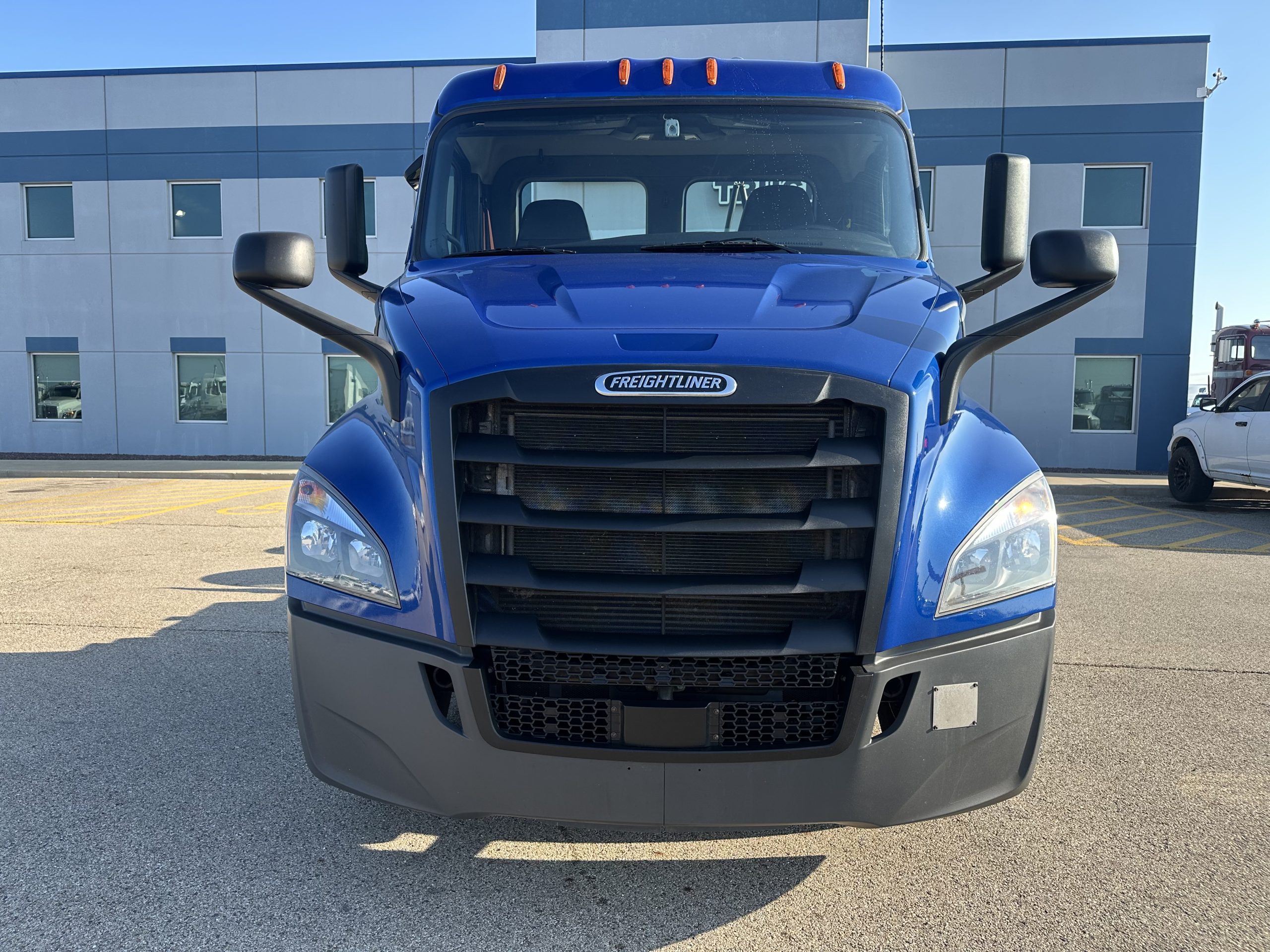 2022 FREIGHTLINER Cascadia - image 2 of 6