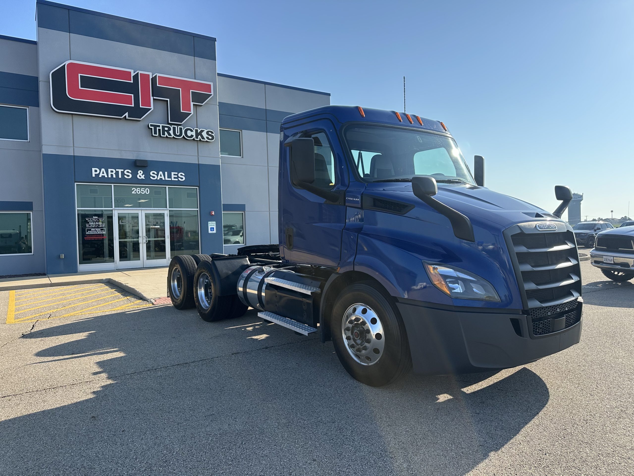 2022 FREIGHTLINER Cascadia - image 3 of 6