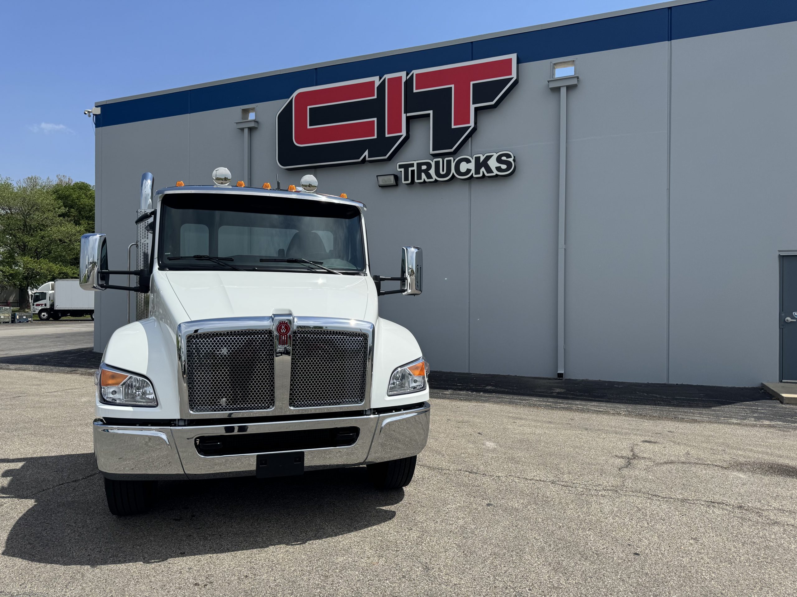2026 KENWORTH T380 - image 2 of 6