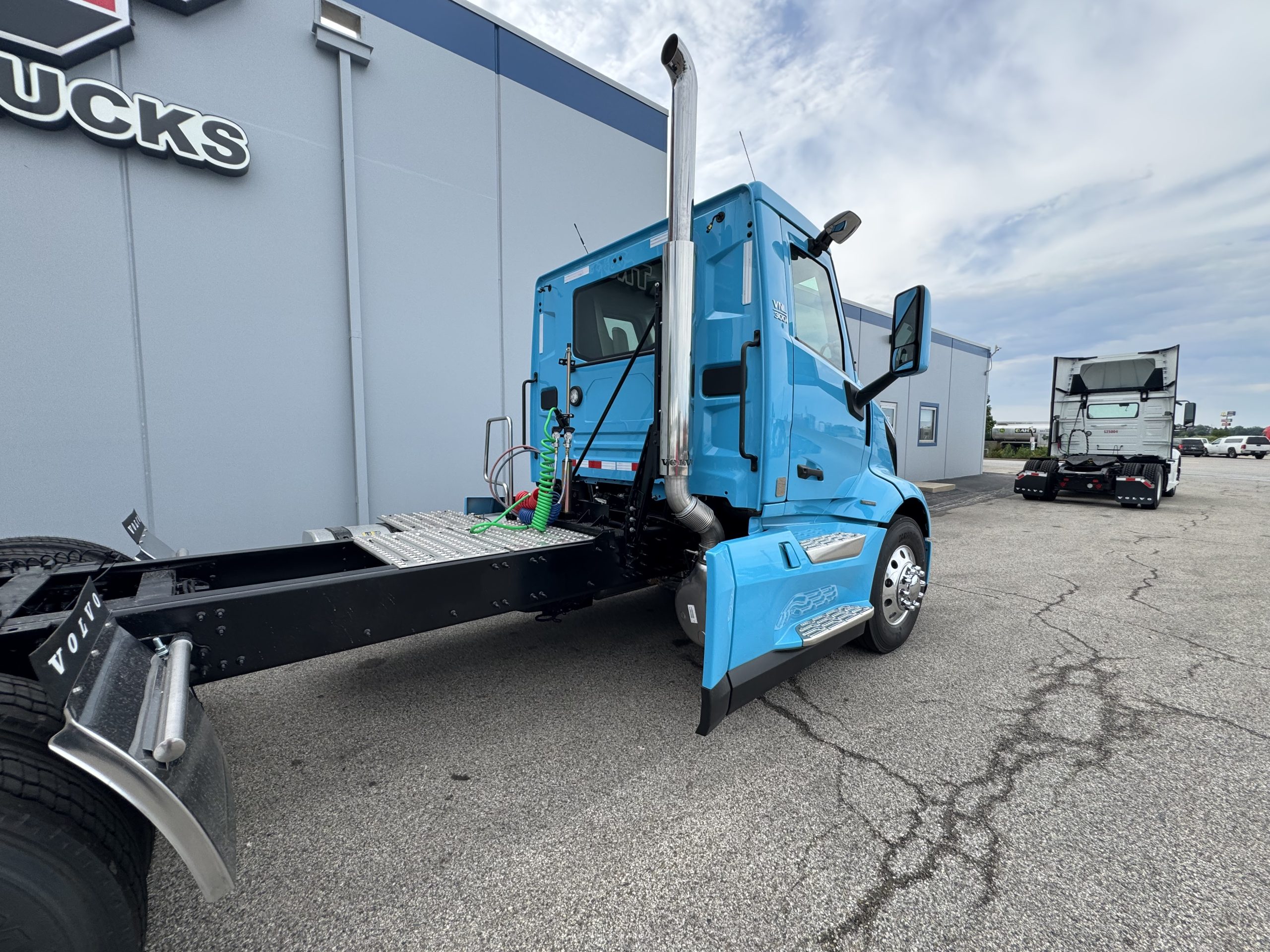 2026 VOLVO VNL300 - image 4 of 6