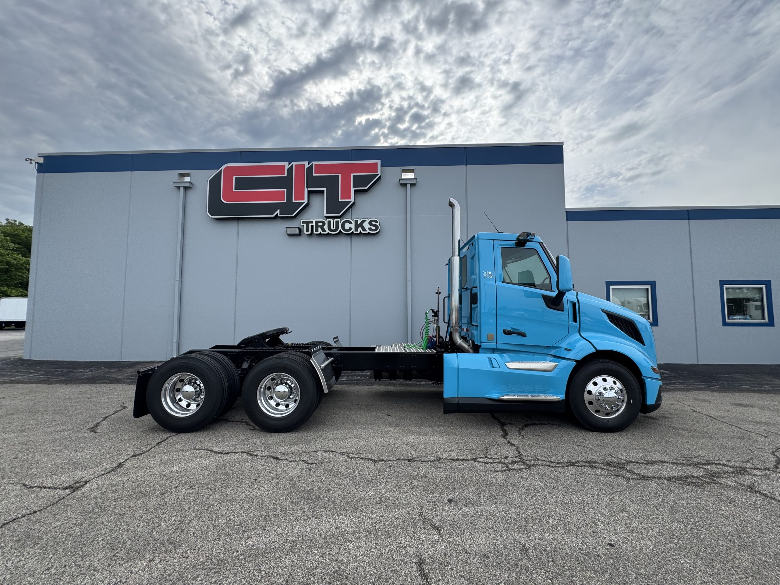 2026 VOLVO VNL300 - image 3 of 6