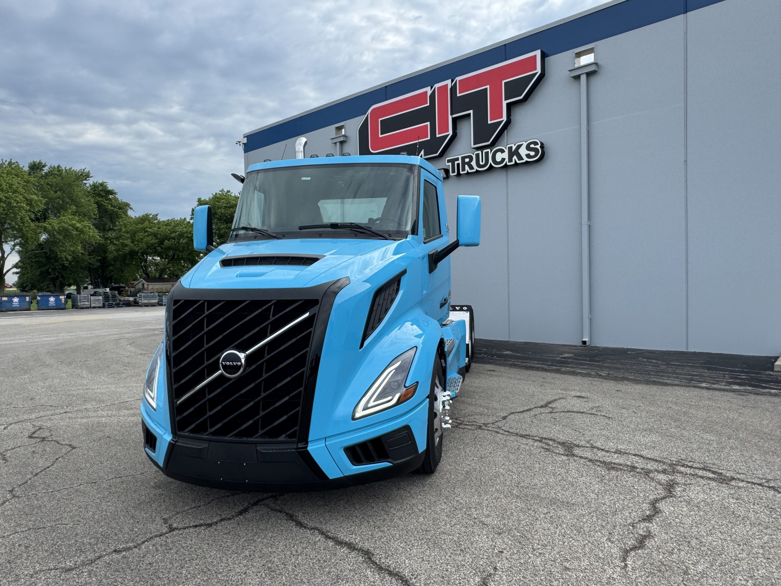 2026 VOLVO VNL300 - image 1 of 6