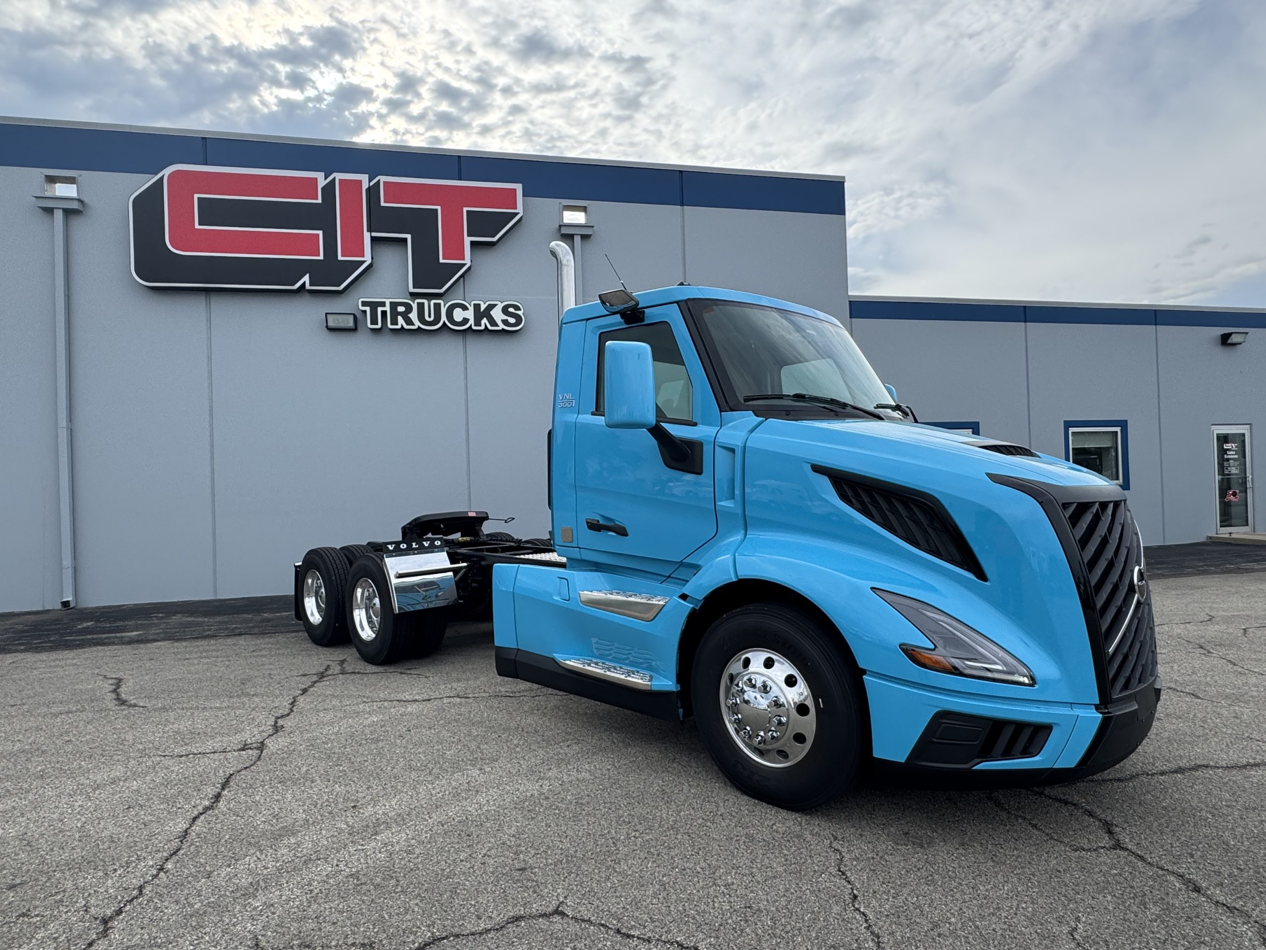 2026 VOLVO VNL300 - image 2 of 6