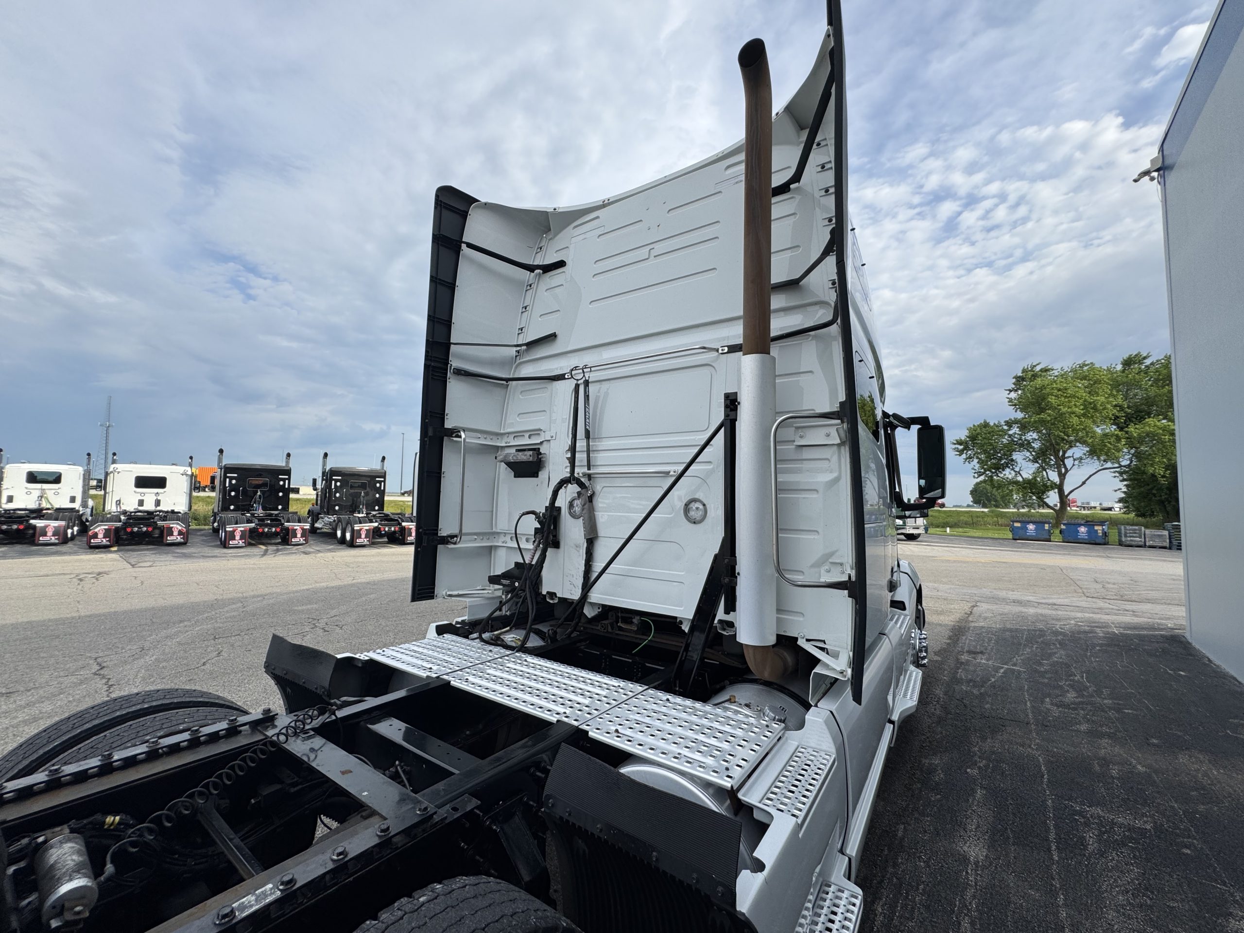 2021 VOLVO VNL760 - image 4 of 6