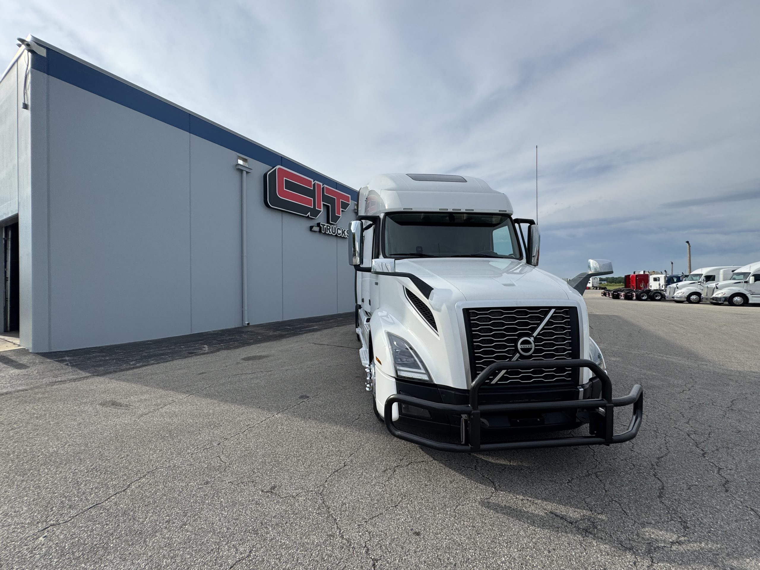 2021 VOLVO VNL760 - image 2 of 6