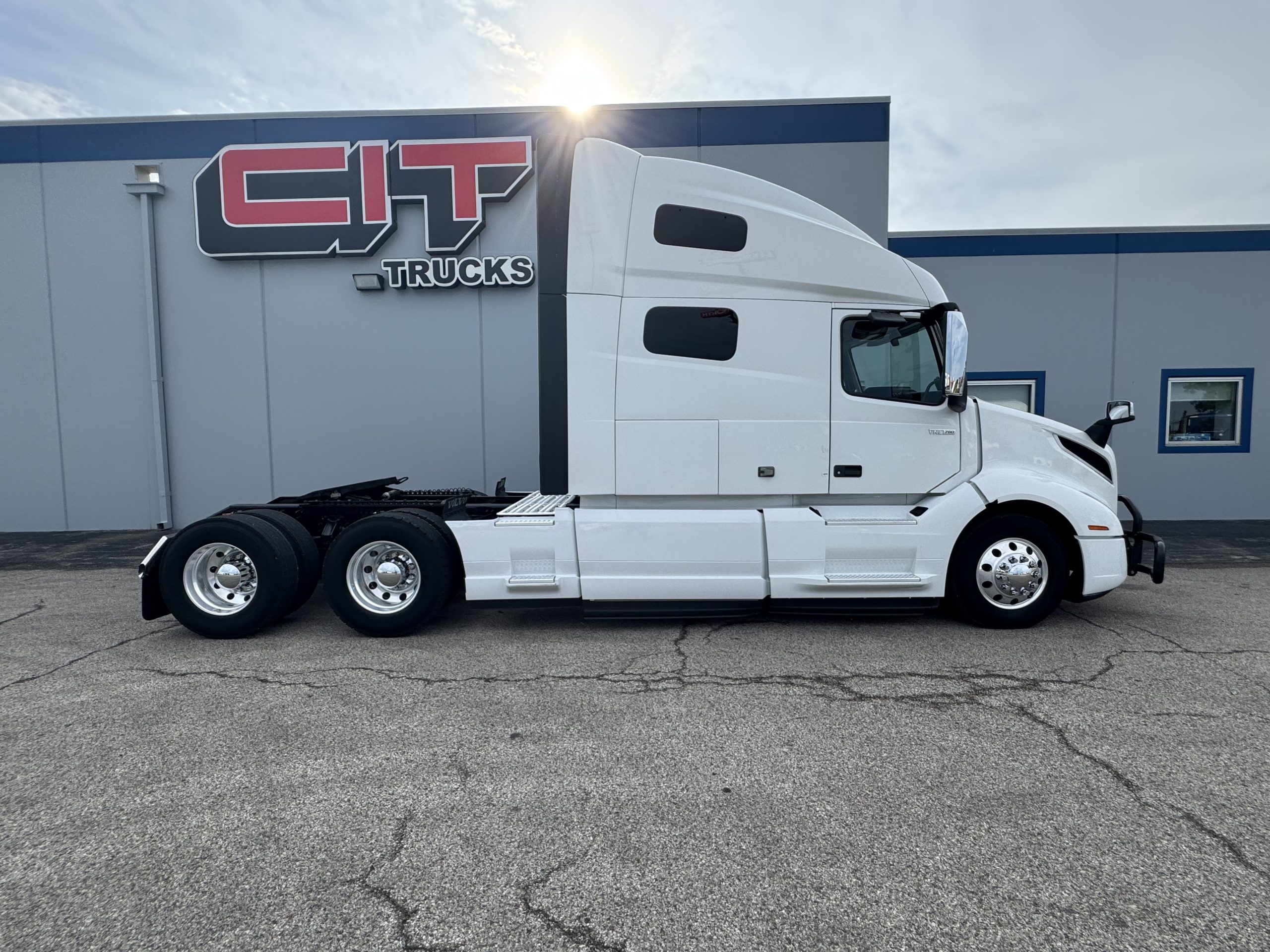 2021 VOLVO VNL760 - image 3 of 6