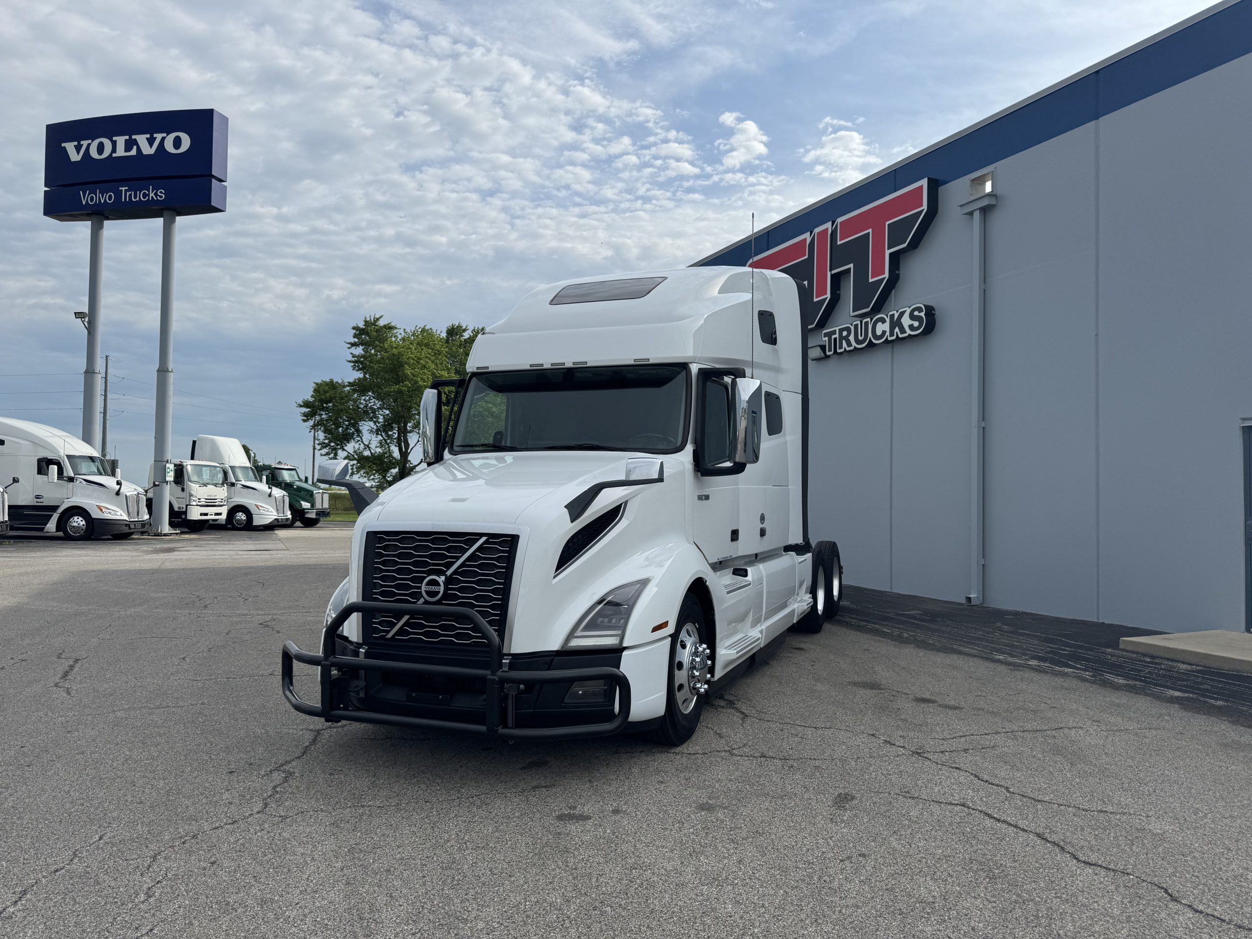2021 VOLVO VNL760 - image 1 of 6