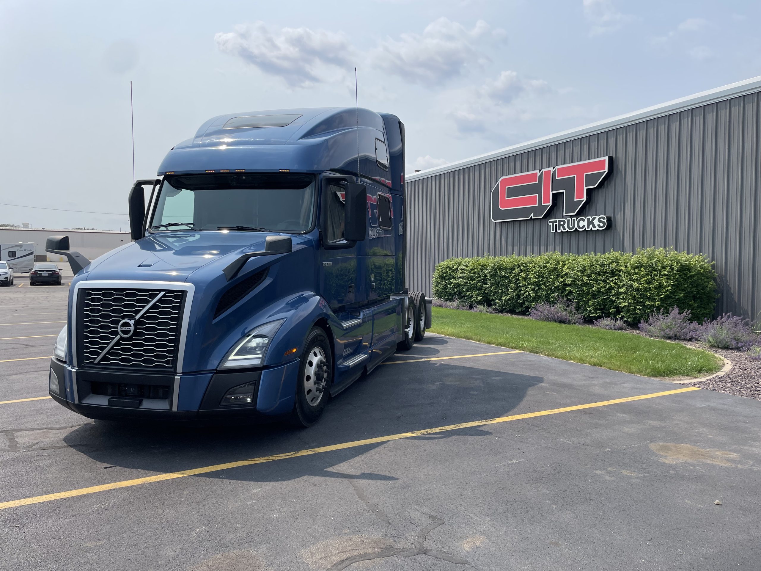 2023 VOLVO VNL64T860 - image 1 of 6
