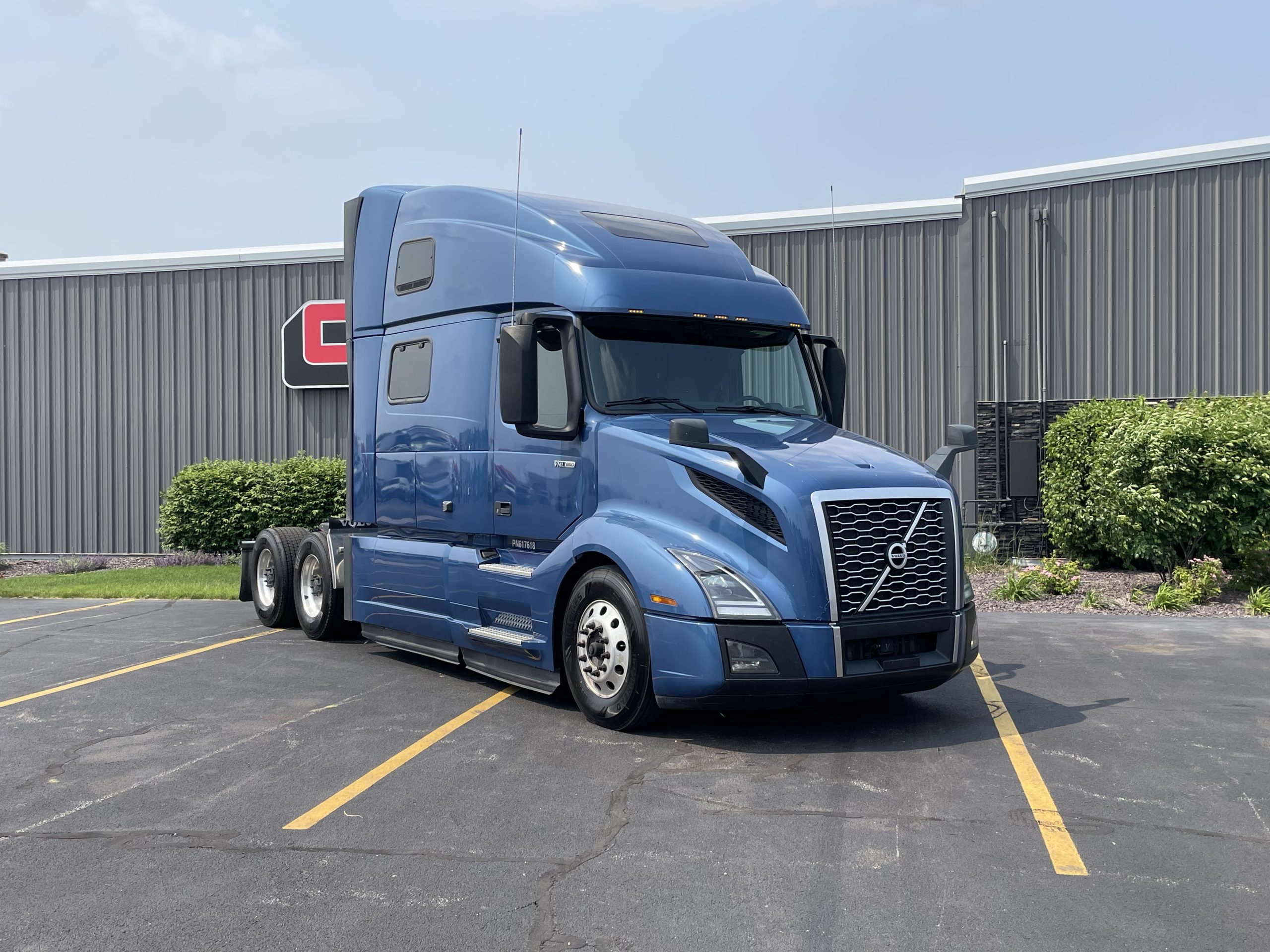 2023 VOLVO VNL64T860 - image 3 of 6