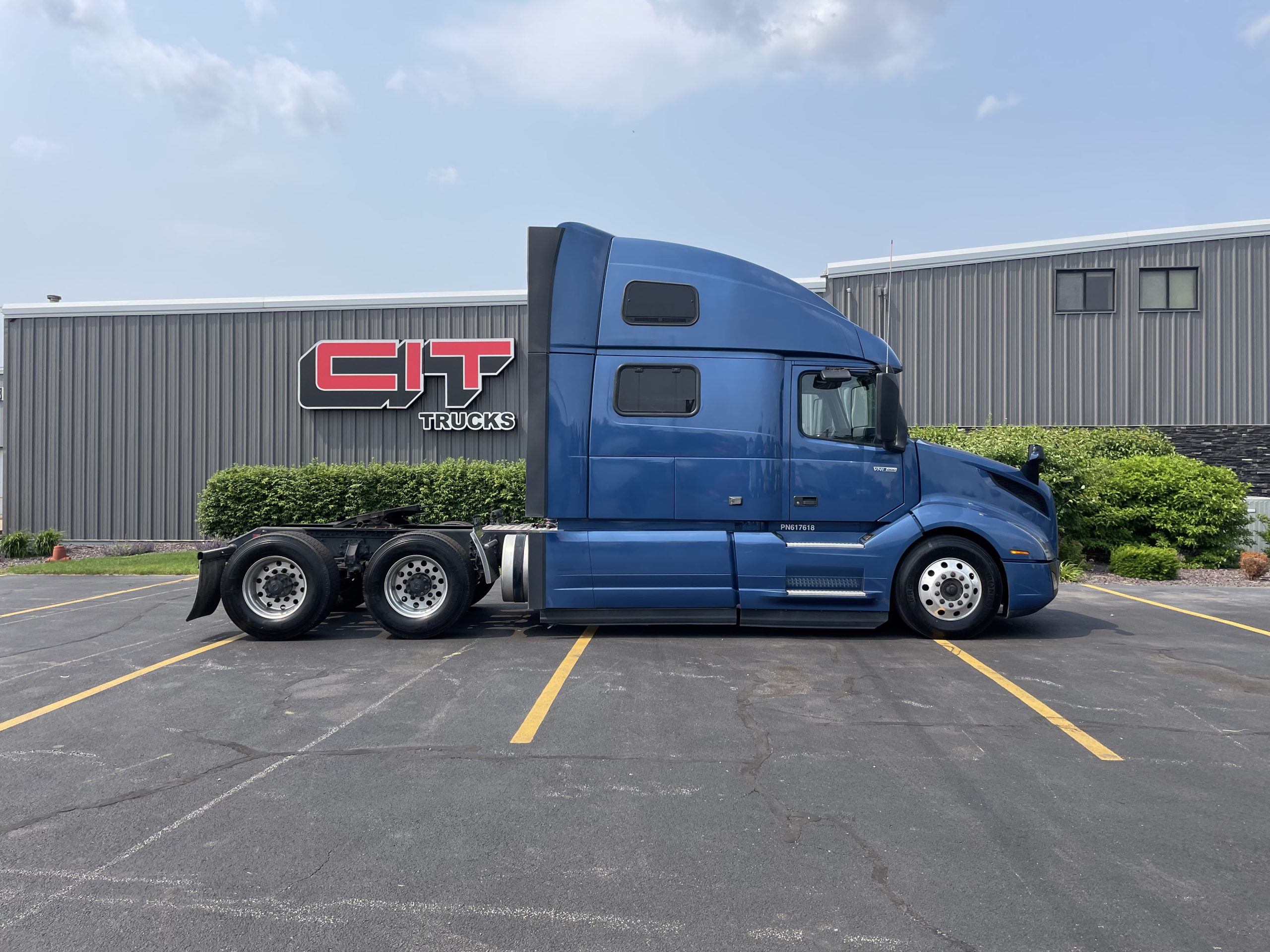 2023 VOLVO VNL64T860 - image 4 of 6