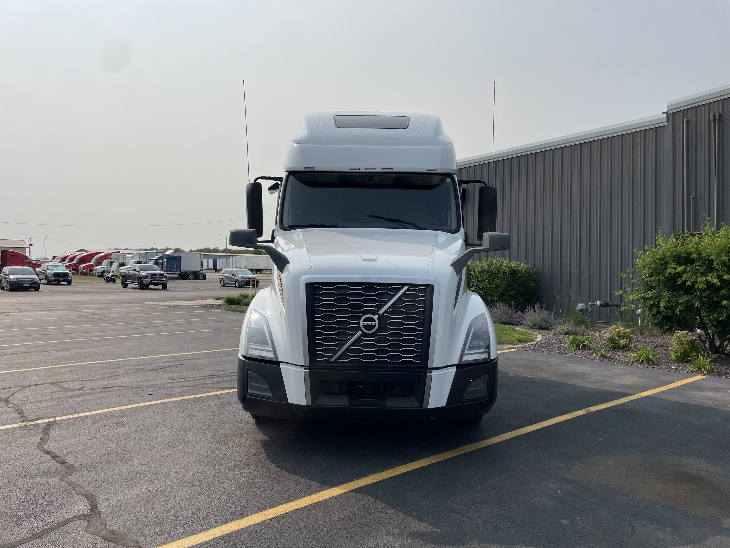 2022 VOLVO VNL760 - image 2 of 6