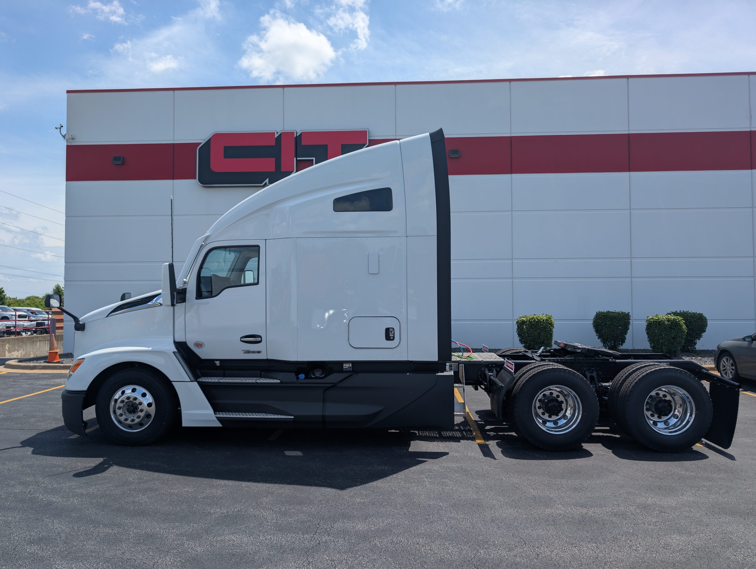 2026 KENWORTH T680 - image 2 of 6