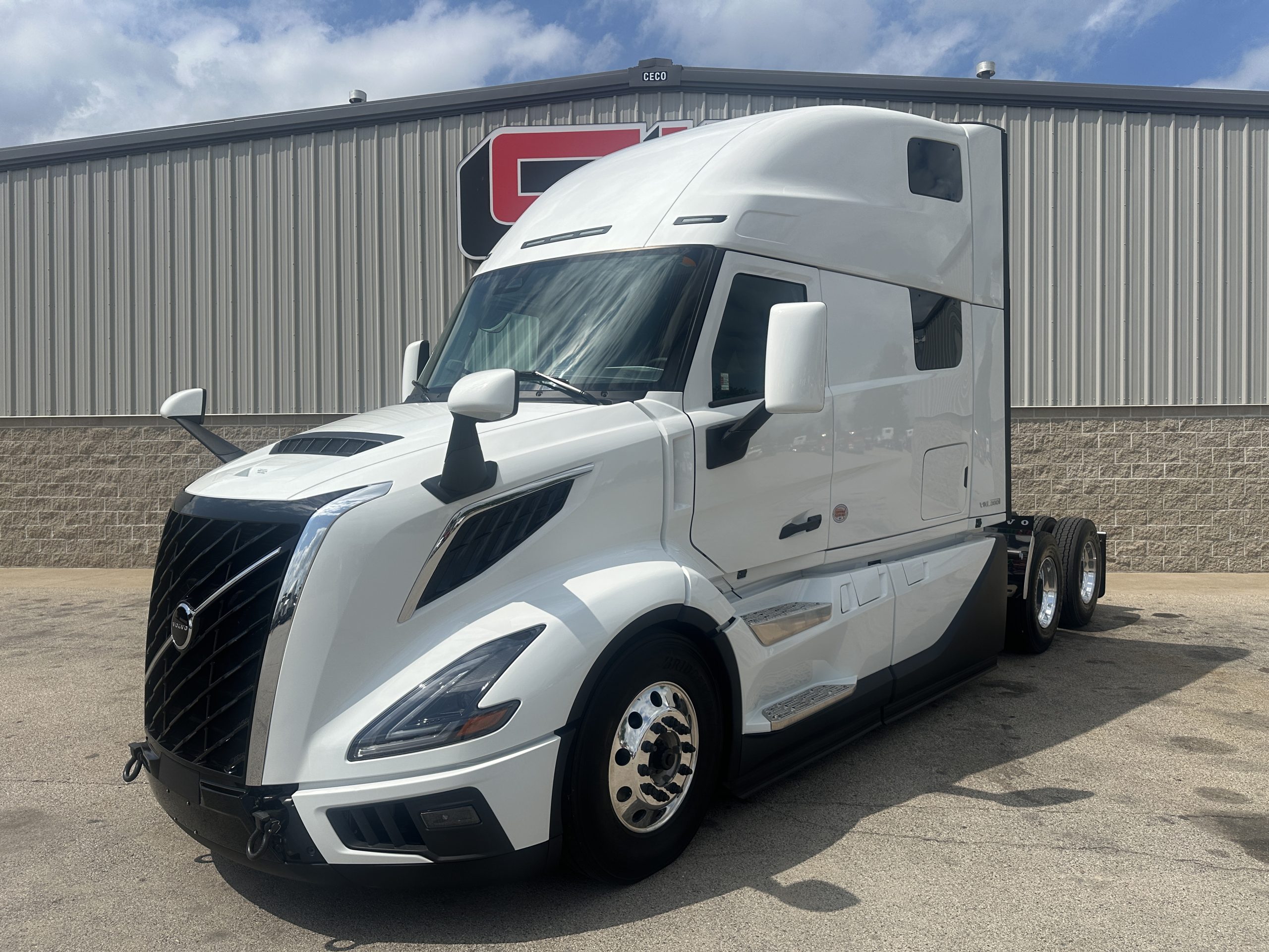 2026 VOLVO VNL860 - image 1 of 6