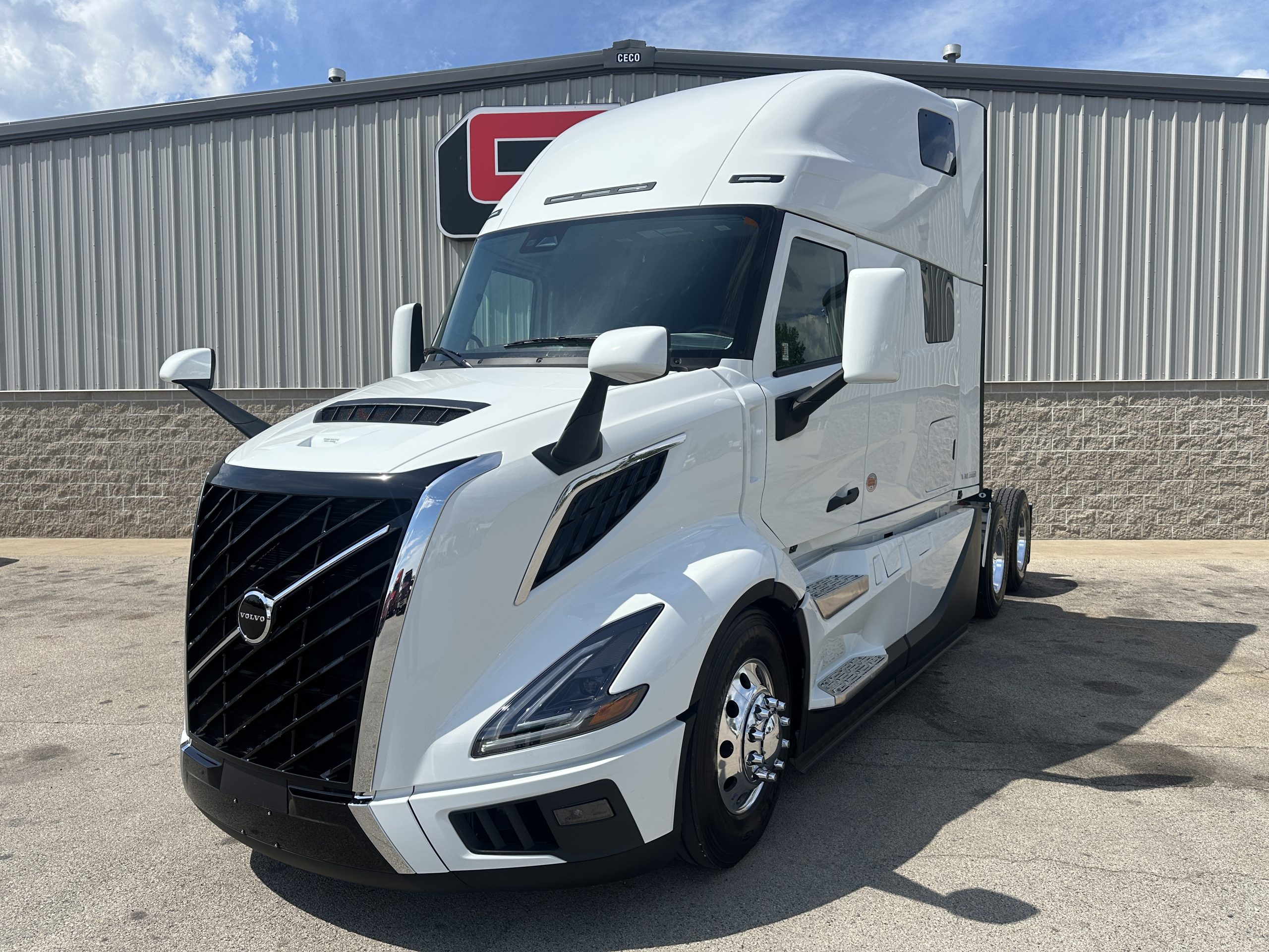 2026 VOLVO VNL860 - image 1 of 6