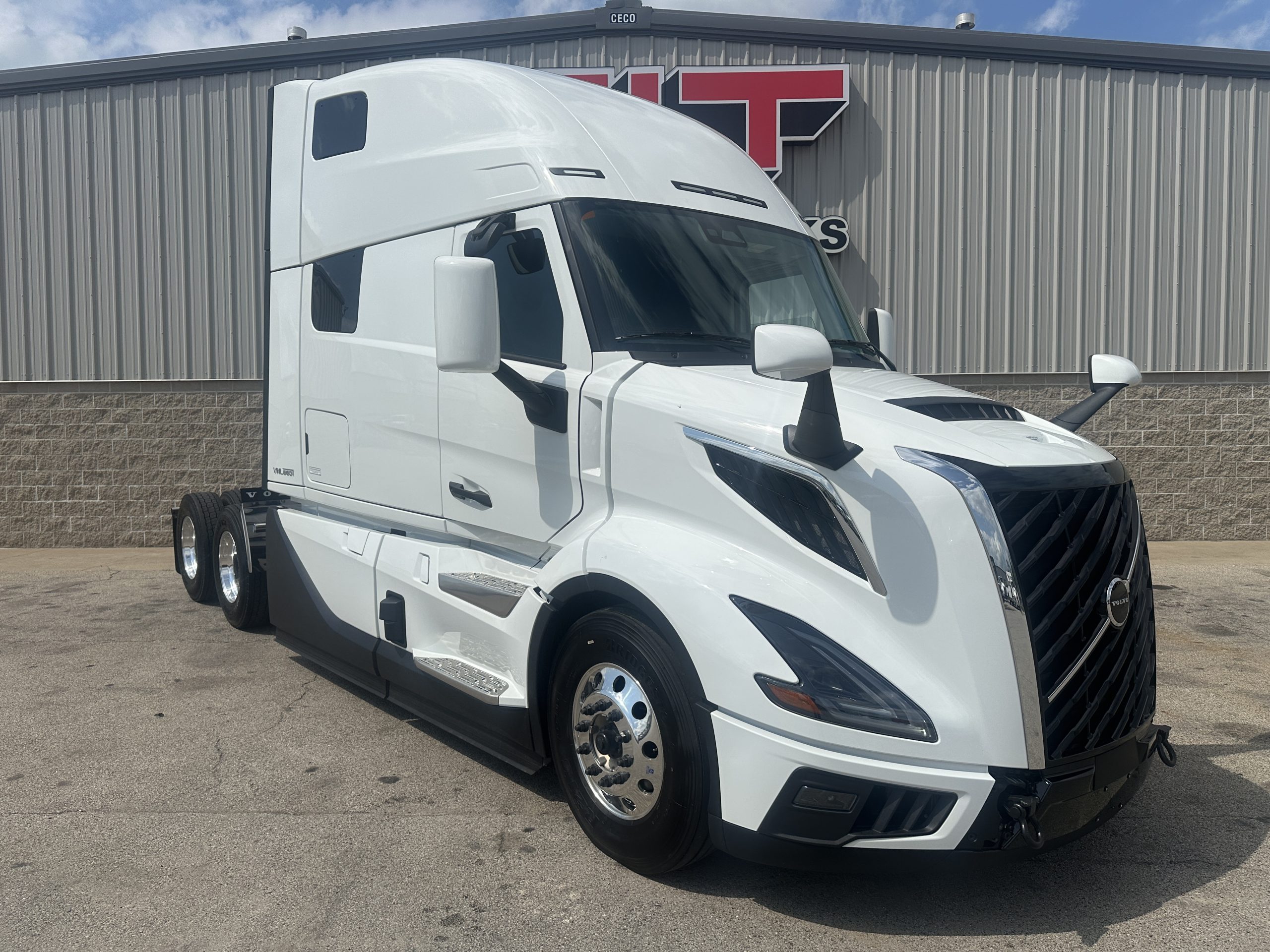 2026 VOLVO VNL860 - image 2 of 6